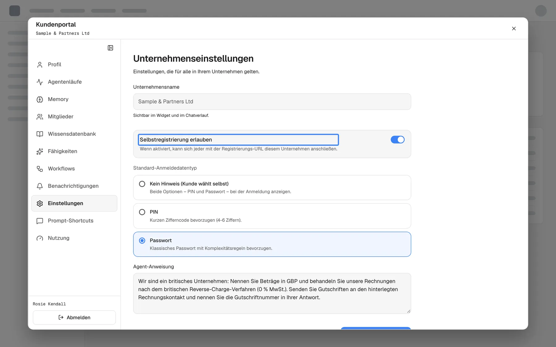 Die Seite Einstellungen des Kundenportals für "Sample & Partners Ltd", geöffnet von einem Kunden-Administrator. "Unternehmenseinstellungen" zeigt den schreibgeschützten Unternehmensnamen "Sample & Partners Ltd", dann den hervorgehobenen, eingeschalteten Schalter "Selbstregistrierung erlauben" ("Wenn aktiviert, kann sich jeder mit der Registrierungs-URL diesem Unternehmen anschließen."). "Standard-Anmeldedatentyp" bietet "Kein Hinweis (Kunde wählt selbst)", "PIN" und das ausgewählte "Passwort". Das Feld "Agent-Anweisung" enthält einen Hinweis, Beträge in GBP nach dem britischen Reverse-Charge-Verfahren anzugeben und Gutschriften an den Rechnungskontakt zu senden.