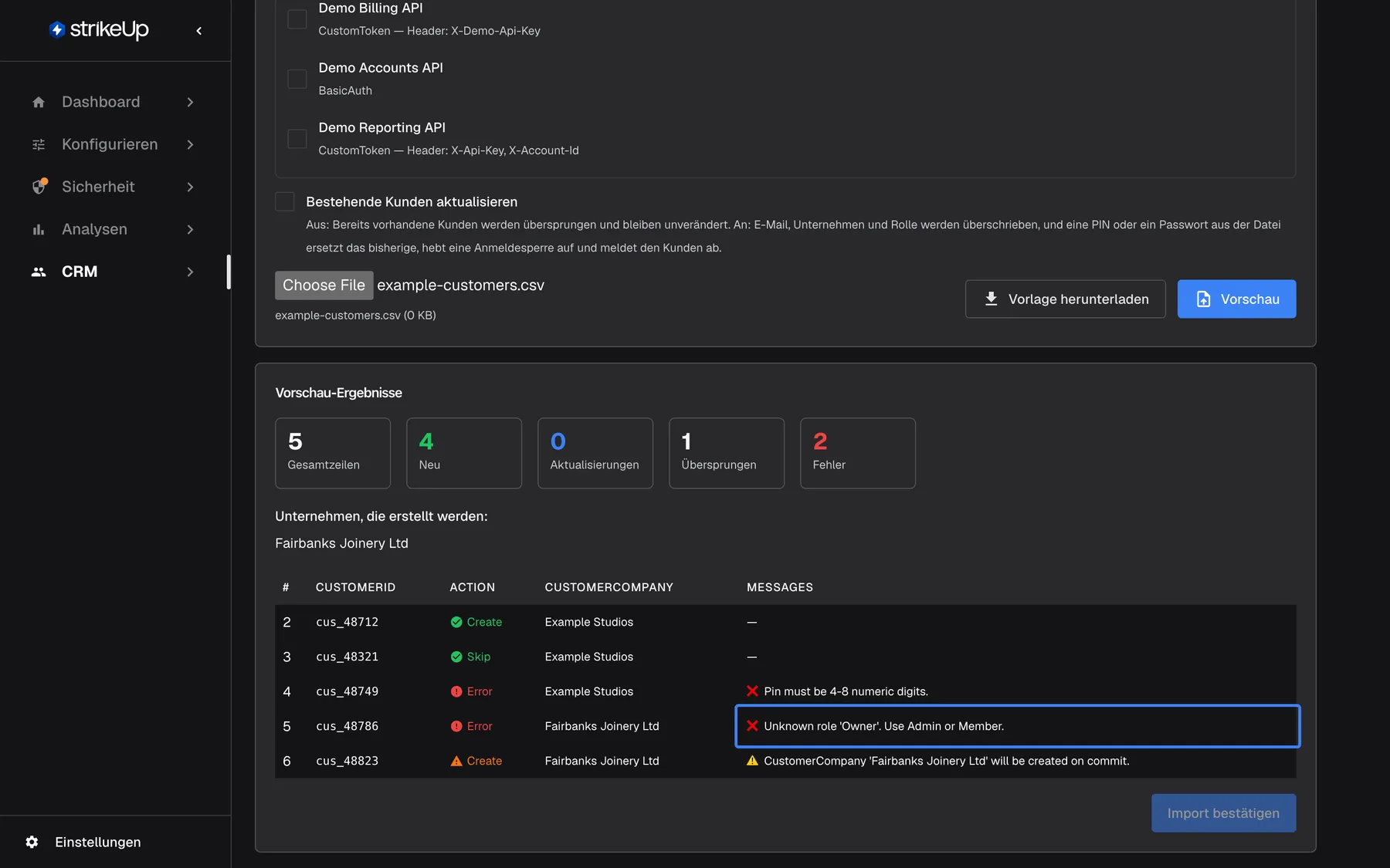 Die Vorschau-Ergebnisse einer Kunden-CSV auf der Seite „Kunden aus CSV importieren“: 5 Gesamtzeilen, 4 Neu, 1 Aktualisierungen und 2 Fehler. In der Zeilentabelle ist Zeile 5 (cus_48786, Fairbanks Joinery Ltd) als Error markiert, mit der hervorgehobenen Meldung „Unknown role 'Owner'. Use Admin or Member.“; Zeile 4 scheitert an „Pin must be 4-8 numeric digits.“. „Import bestätigen“ bleibt deaktiviert, bis beide Zeilen korrigiert sind.