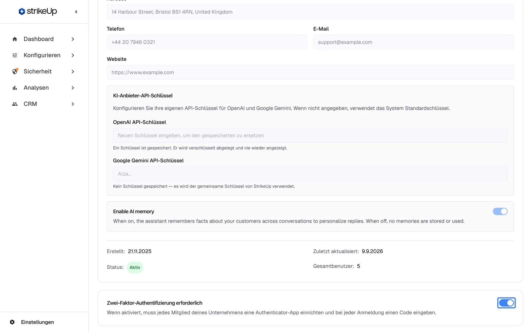 Der untere Teil der Seite „Unternehmensdetails“ in der Leseansicht: „Enable AI memory“ (an), dann Erstellt 21.11.2025, Zuletzt aktualisiert 9.9.2026, Status Aktiv und Gesamtbenutzer 5. Darunter erklärt die Karte „Zwei-Faktor-Authentifizierung erforderlich“, dass jedes Mitglied eine Authenticator-App einrichten und bei jeder Anmeldung einen Code eingeben muss; ihr Schalter ist eingeschaltet und hervorgehoben. Er speichert sofort.