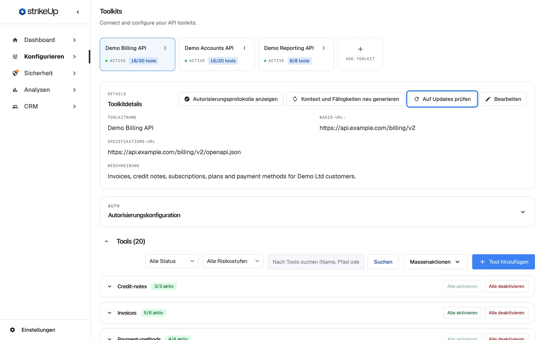 Die Seite Toolkits mit ausgewählter Karte "Demo Billing API". Der Bereich "Toolkitdetails" zeigt Toolkitname "Demo Billing API", Basis-URL "https://api.example.com/billing/v2", Spezifikations-URL "https://api.example.com/billing/v2/openapi.json" und die Beschreibung. Oben rechts im Bereich stehen "Autorisierungsprotokolle anzeigen", "Kontext und Fähigkeiten neu generieren", die hervorgehobene Schaltfläche "Auf Updates prüfen" und "Bearbeiten". Darunter folgen die eingeklappte "Autorisierungskonfiguration" und "Tools (20)" mit Filtern, "Massenaktionen", "Tool hinzufügen" und den Gruppen Credit-notes und Invoices. "Auf Updates prüfen" vergleicht die gespeicherte mit der aktuellen Spezifikation.