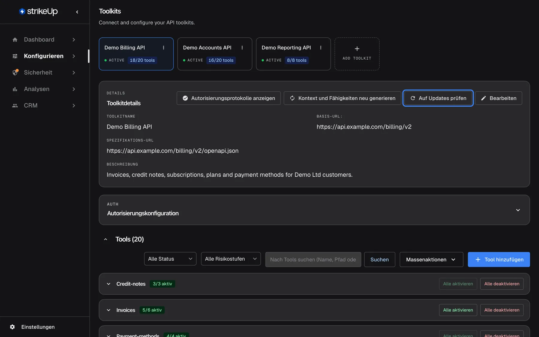 Die Seite Toolkits mit ausgewählter Karte "Demo Billing API". Der Bereich "Toolkitdetails" zeigt Toolkitname "Demo Billing API", Basis-URL "https://api.example.com/billing/v2", Spezifikations-URL "https://api.example.com/billing/v2/openapi.json" und die Beschreibung. Oben rechts im Bereich stehen "Autorisierungsprotokolle anzeigen", "Kontext und Fähigkeiten neu generieren", die hervorgehobene Schaltfläche "Auf Updates prüfen" und "Bearbeiten". Darunter folgen die eingeklappte "Autorisierungskonfiguration" und "Tools (20)" mit Filtern, "Massenaktionen", "Tool hinzufügen" und den Gruppen Credit-notes und Invoices. "Auf Updates prüfen" vergleicht die gespeicherte mit der aktuellen Spezifikation.