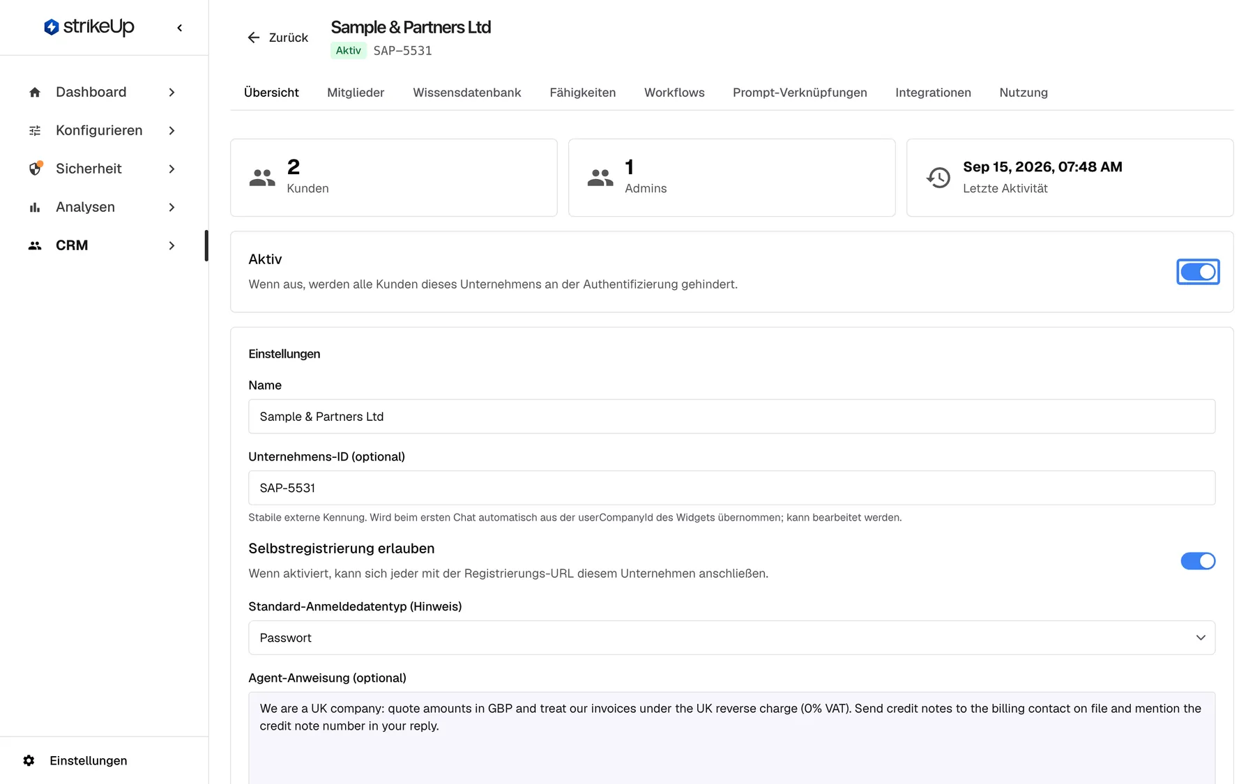 Die Übersicht von „Sample & Partners Ltd“ (Abzeichen Aktiv, SAP-5531) mit den Kacheln 2 Kunden, 1 Admins und letzte Aktivität Sep 15, 2026, 07:48 AM. Der Schalter in der Karte „Aktiv“, erklärt mit „Wenn aus, werden alle Kunden dieses Unternehmens an der Authentifizierung gehindert.“, ist eingeschaltet und hervorgehoben. Das Ausschalten verlangt eine Bestätigung und sperrt danach die Anmeldung aller Kunden des Unternehmens.