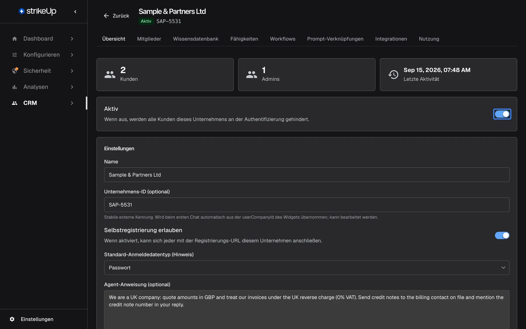 Die Übersicht von „Sample & Partners Ltd“ (Abzeichen Aktiv, SAP-5531) mit den Kacheln 2 Kunden, 1 Admins und letzte Aktivität Sep 15, 2026, 07:48 AM. Der Schalter in der Karte „Aktiv“, erklärt mit „Wenn aus, werden alle Kunden dieses Unternehmens an der Authentifizierung gehindert.“, ist eingeschaltet und hervorgehoben. Das Ausschalten verlangt eine Bestätigung und sperrt danach die Anmeldung aller Kunden des Unternehmens.