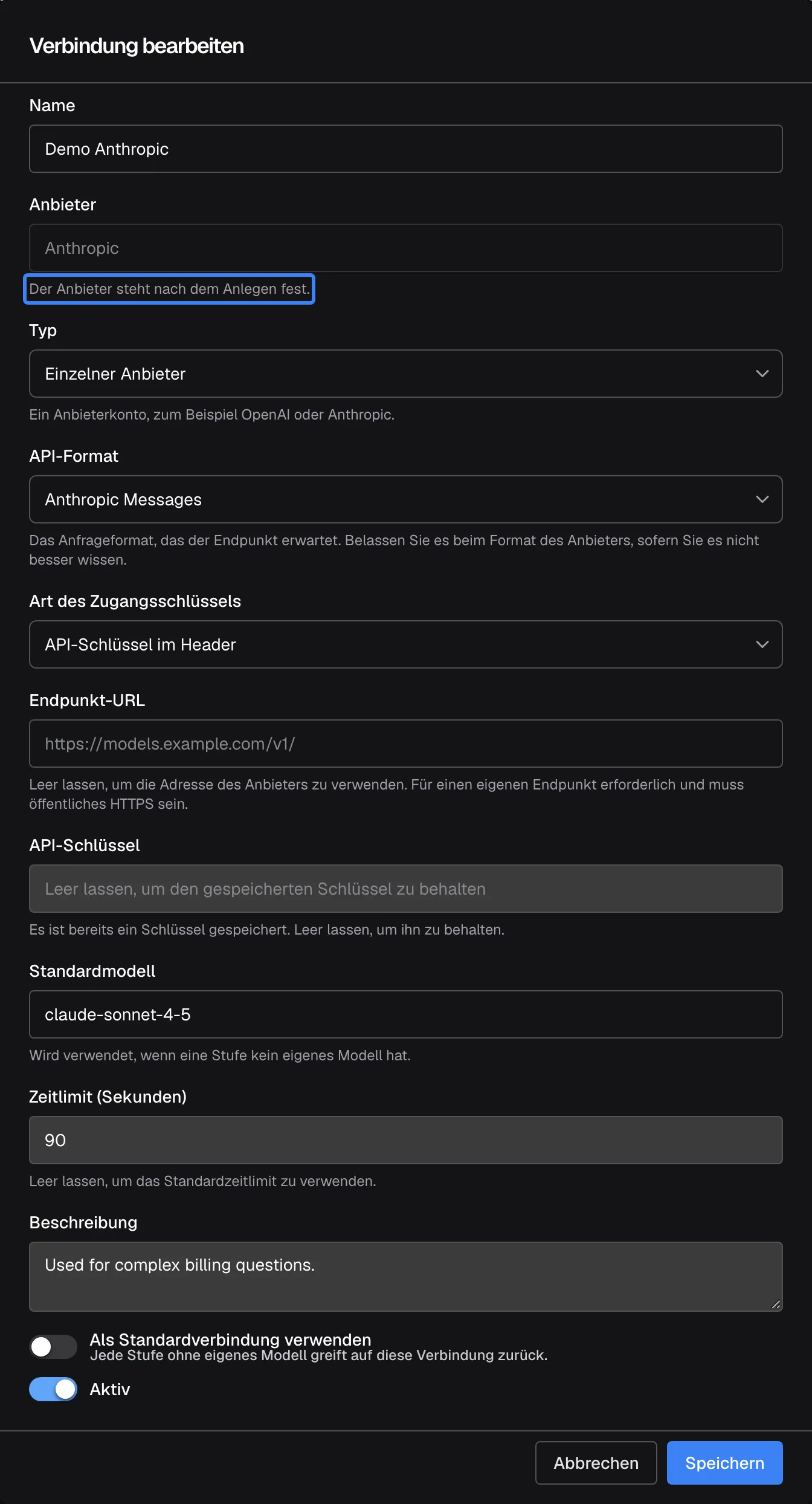 Der Dialog „Verbindung bearbeiten“ für „Demo Anthropic“. Das Feld „Anbieter“ zeigt ausgegraut „Anthropic“ mit dem hervorgehobenen Hinweis „Der Anbieter steht nach dem Anlegen fest.“ Darunter API-Format, Art des Zugangsschlüssels „API-Schlüssel im Header“, das Feld „API-Schlüssel“ mit „Es ist bereits ein Schlüssel gespeichert. Leer lassen, um ihn zu behalten.“, Standardmodell „claude-sonnet-4-5“, Zeitlimit (Sekunden) 90 und die Beschreibung „Used for complex billing questions.“. Bleibt der Schlüssel beim Speichern leer, wird der gespeicherte behalten.