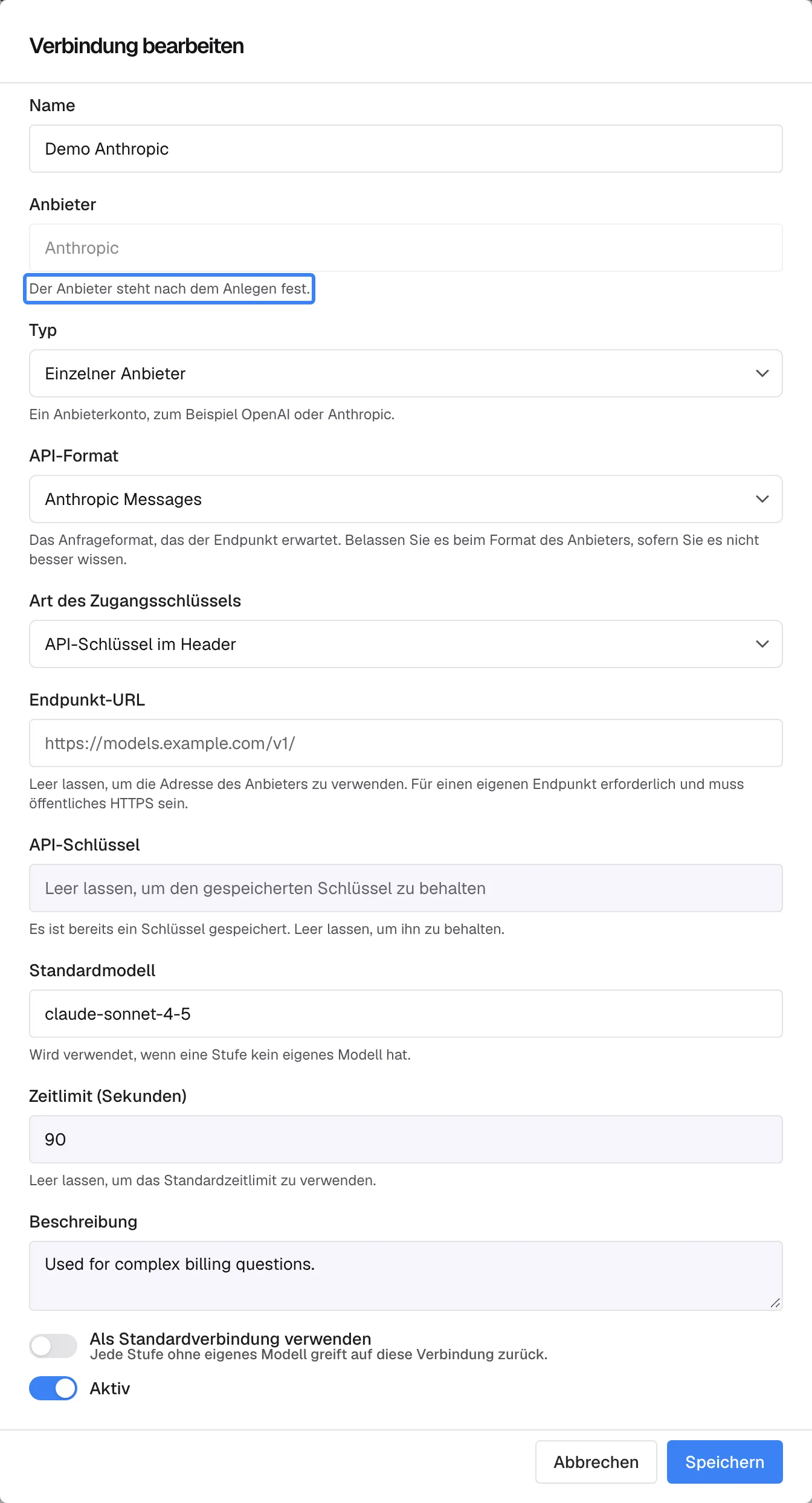 Der Dialog „Verbindung bearbeiten“ für „Demo Anthropic“. Das Feld „Anbieter“ zeigt ausgegraut „Anthropic“ mit dem hervorgehobenen Hinweis „Der Anbieter steht nach dem Anlegen fest.“ Darunter API-Format, Art des Zugangsschlüssels „API-Schlüssel im Header“, das Feld „API-Schlüssel“ mit „Es ist bereits ein Schlüssel gespeichert. Leer lassen, um ihn zu behalten.“, Standardmodell „claude-sonnet-4-5“, Zeitlimit (Sekunden) 90 und die Beschreibung „Used for complex billing questions.“. Bleibt der Schlüssel beim Speichern leer, wird der gespeicherte behalten.