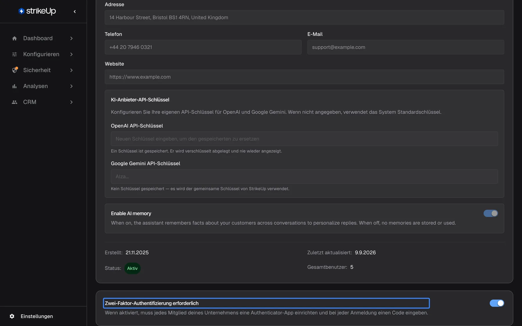 Schritt 5 auf der Seite „Unternehmensdetails“, ganz nach unten gescrollt. Die letzte Karte trägt die hervorgehobene Überschrift „Zwei-Faktor-Authentifizierung erforderlich“ mit der Beschreibung „Wenn aktiviert, muss jedes Mitglied deines Unternehmens eine Authenticator-App einrichten und bei jeder Anmeldung einen Code eingeben.“ (die App duzt hier). Der Schalter rechts ist eingeschaltet. Darüber endet das Unternehmensformular, unter anderem mit der Einstellung zum KI-Gedächtnis. Nur Administratoren können den Schalter ändern.