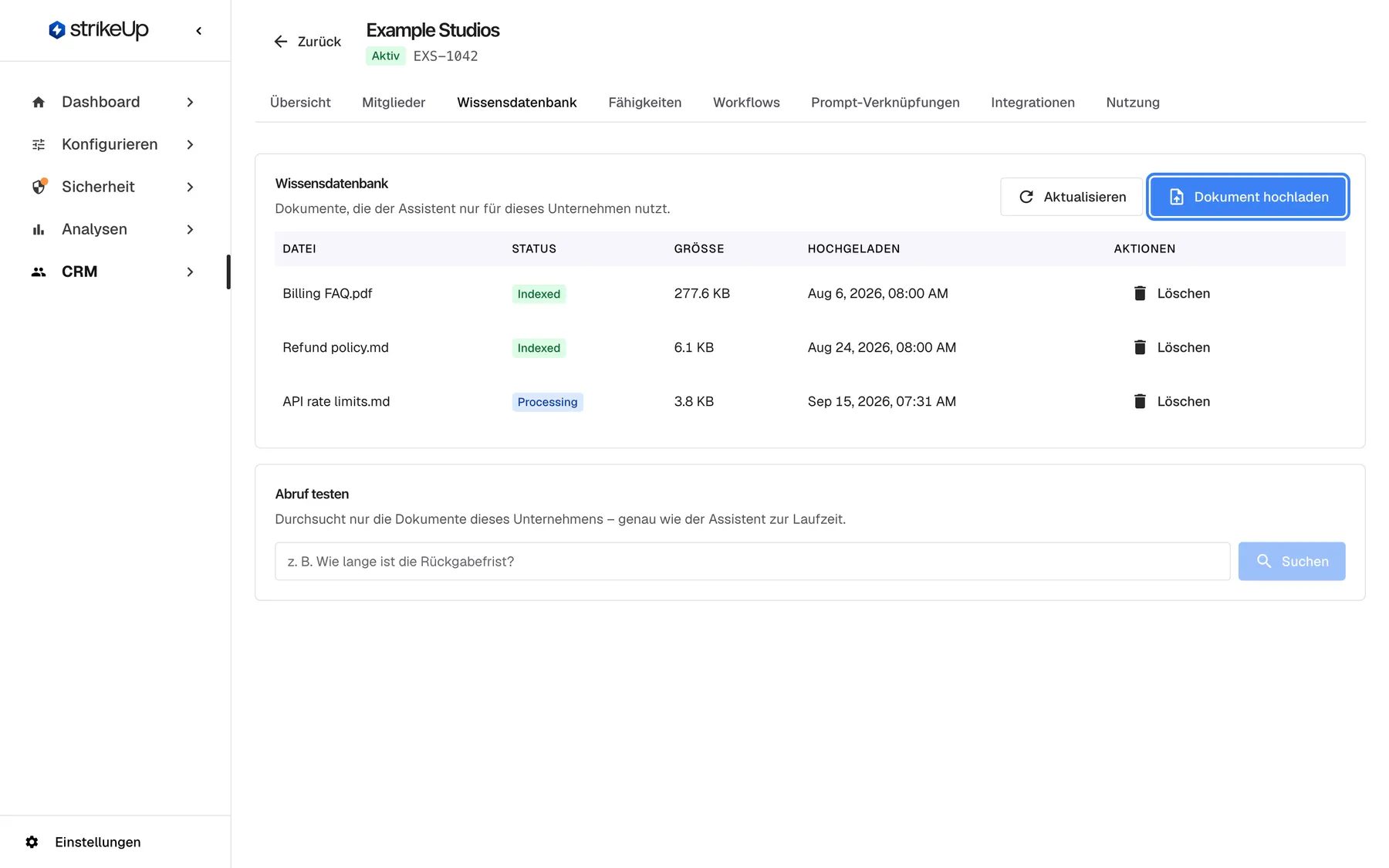 Schritt 5: die Registerkarte „Wissensdatenbank“ von „Example Studios“. Sie zeigt „Billing FAQ.pdf“ und „Refund policy.md“ mit Status Indexed sowie „API rate limits.md“ mit Processing, jeweils mit Größe, Upload-Datum und „Löschen“. Oben rechts ist „Dokument hochladen“ hervorgehoben. Darunter liegt die Karte „Abruf testen“, mit der Sie prüfen, was der Assistent in diesen Dokumenten findet.