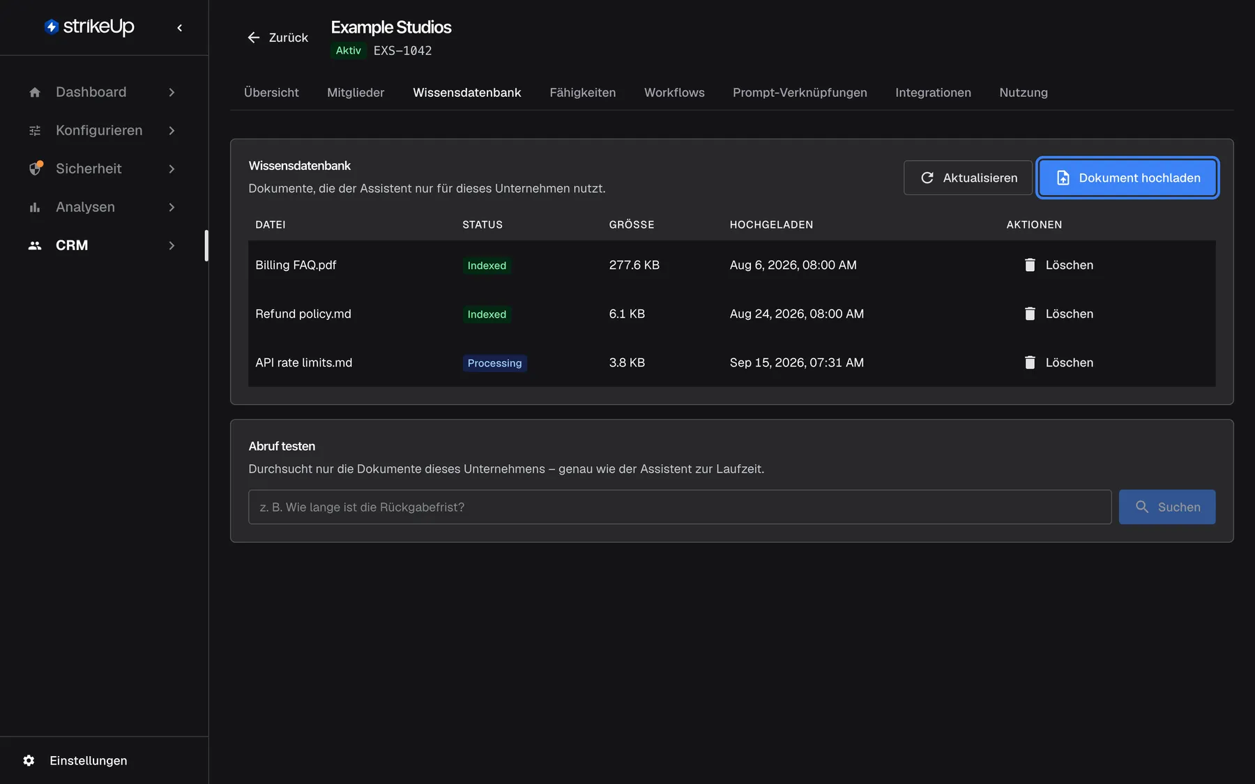 Schritt 5: die Registerkarte „Wissensdatenbank“ von „Example Studios“. Sie zeigt „Billing FAQ.pdf“ und „Refund policy.md“ mit Status Indexed sowie „API rate limits.md“ mit Processing, jeweils mit Größe, Upload-Datum und „Löschen“. Oben rechts ist „Dokument hochladen“ hervorgehoben. Darunter liegt die Karte „Abruf testen“, mit der Sie prüfen, was der Assistent in diesen Dokumenten findet.