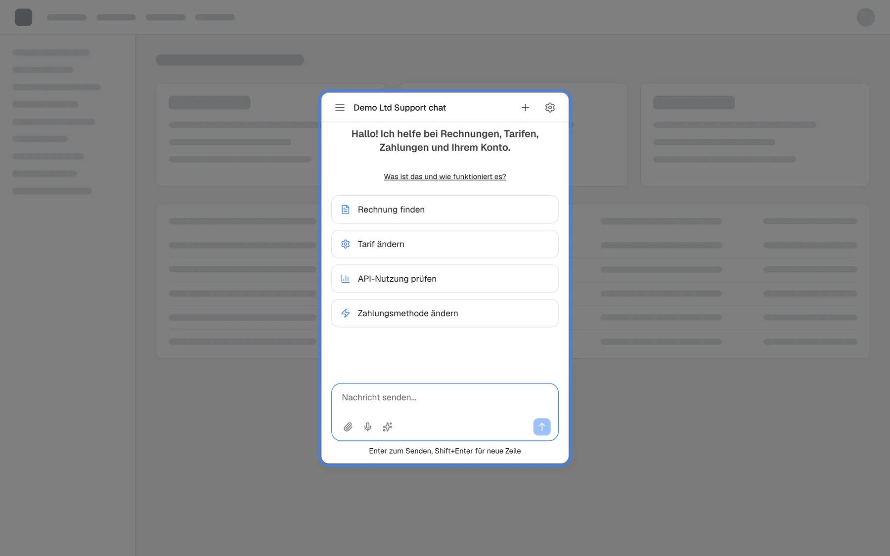 Der Anzeigetyp Modal, gesetzt mit displayType "modal" im Init-Aufruf, auf einer neutralen Beispiel-Web-App. Das hervorgehobene Chatfenster "Demo Ltd Support chat" hat sich in der Bildschirmmitte geöffnet und zeigt den Willkommenstext, die Schnellstart-Karten "Rechnung finden", "Tarif ändern", "API-Nutzung prüfen" und "Zahlungsmethode ändern" sowie das Eingabefeld. Ein Hintergrund dimmt die ganze Seite dahinter; ein Klick darauf schließt das Fenster. Auf der Seite User Interface wird Modal nicht angeboten.