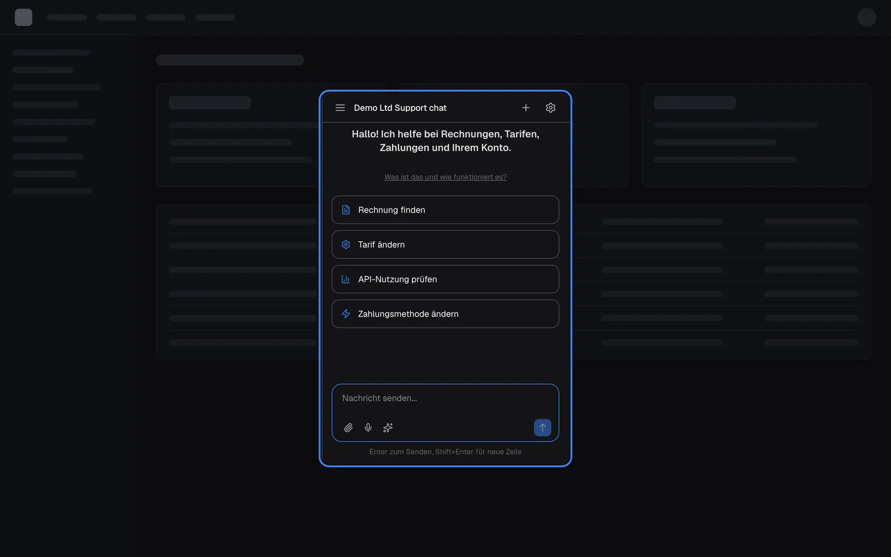 Der Anzeigetyp Modal, gesetzt mit displayType "modal" im Init-Aufruf, auf einer neutralen Beispiel-Web-App. Das hervorgehobene Chatfenster "Demo Ltd Support chat" hat sich in der Bildschirmmitte geöffnet und zeigt den Willkommenstext, die Schnellstart-Karten "Rechnung finden", "Tarif ändern", "API-Nutzung prüfen" und "Zahlungsmethode ändern" sowie das Eingabefeld. Ein Hintergrund dimmt die ganze Seite dahinter; ein Klick darauf schließt das Fenster. Auf der Seite User Interface wird Modal nicht angeboten.