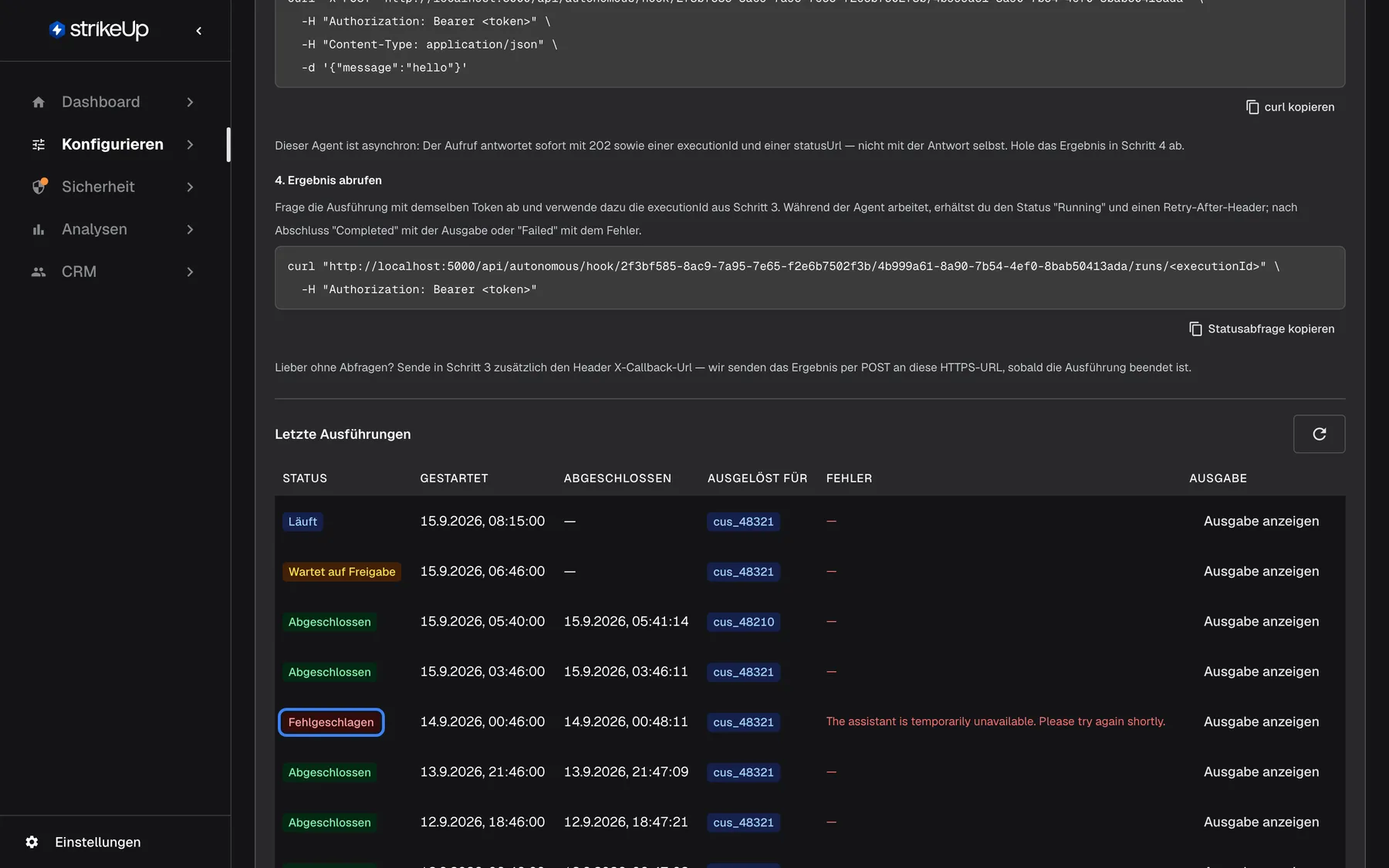 Die Tabelle „Letzte Ausführungen“ unten beim Agenten „Overdue invoice follow-up“ mit den Spalten Status, Gestartet, Abgeschlossen, Ausgelöst für, Fehler und Ausgabe. Die neueste Ausführung (15.9.2026, 08:15) „Läuft“, die davor „Wartet auf Freigabe“, beide für Kunde cus_48321; die übrigen sind „Abgeschlossen“ außer einer hervorgehobenen Ausführung „Fehlgeschlagen“ am 14.9.2026 für cus_48321 mit dem englischen Fehler „The assistant is temporarily unavailable. Please try again shortly.“ Eine abgeschlossene Ausführung lief für cus_48210. Jede Zeile bietet „Ausgabe anzeigen“. Gezeigt werden die letzten 20 Ausführungen.