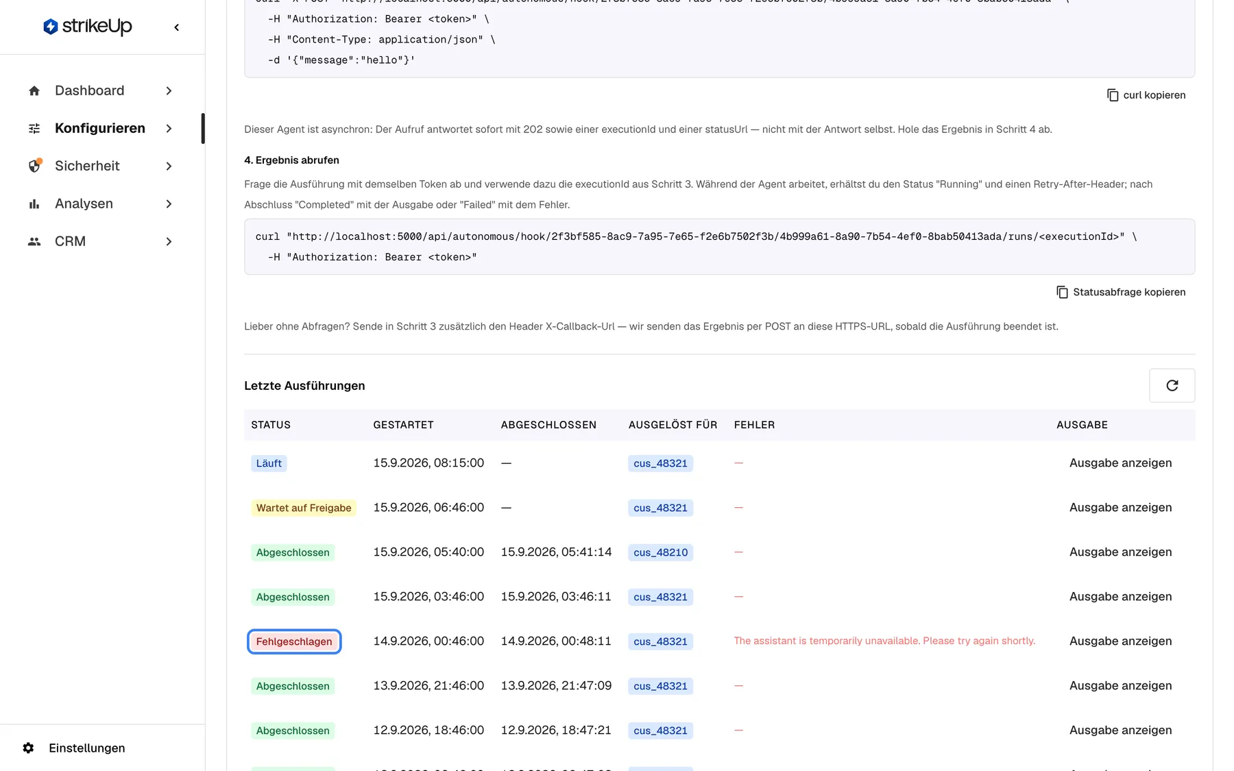 Die Tabelle „Letzte Ausführungen“ unten beim Agenten „Overdue invoice follow-up“ mit den Spalten Status, Gestartet, Abgeschlossen, Ausgelöst für, Fehler und Ausgabe. Die neueste Ausführung (15.9.2026, 08:15) „Läuft“, die davor „Wartet auf Freigabe“, beide für Kunde cus_48321; die übrigen sind „Abgeschlossen“ außer einer hervorgehobenen Ausführung „Fehlgeschlagen“ am 14.9.2026 für cus_48321 mit dem englischen Fehler „The assistant is temporarily unavailable. Please try again shortly.“ Eine abgeschlossene Ausführung lief für cus_48210. Jede Zeile bietet „Ausgabe anzeigen“. Gezeigt werden die letzten 20 Ausführungen.