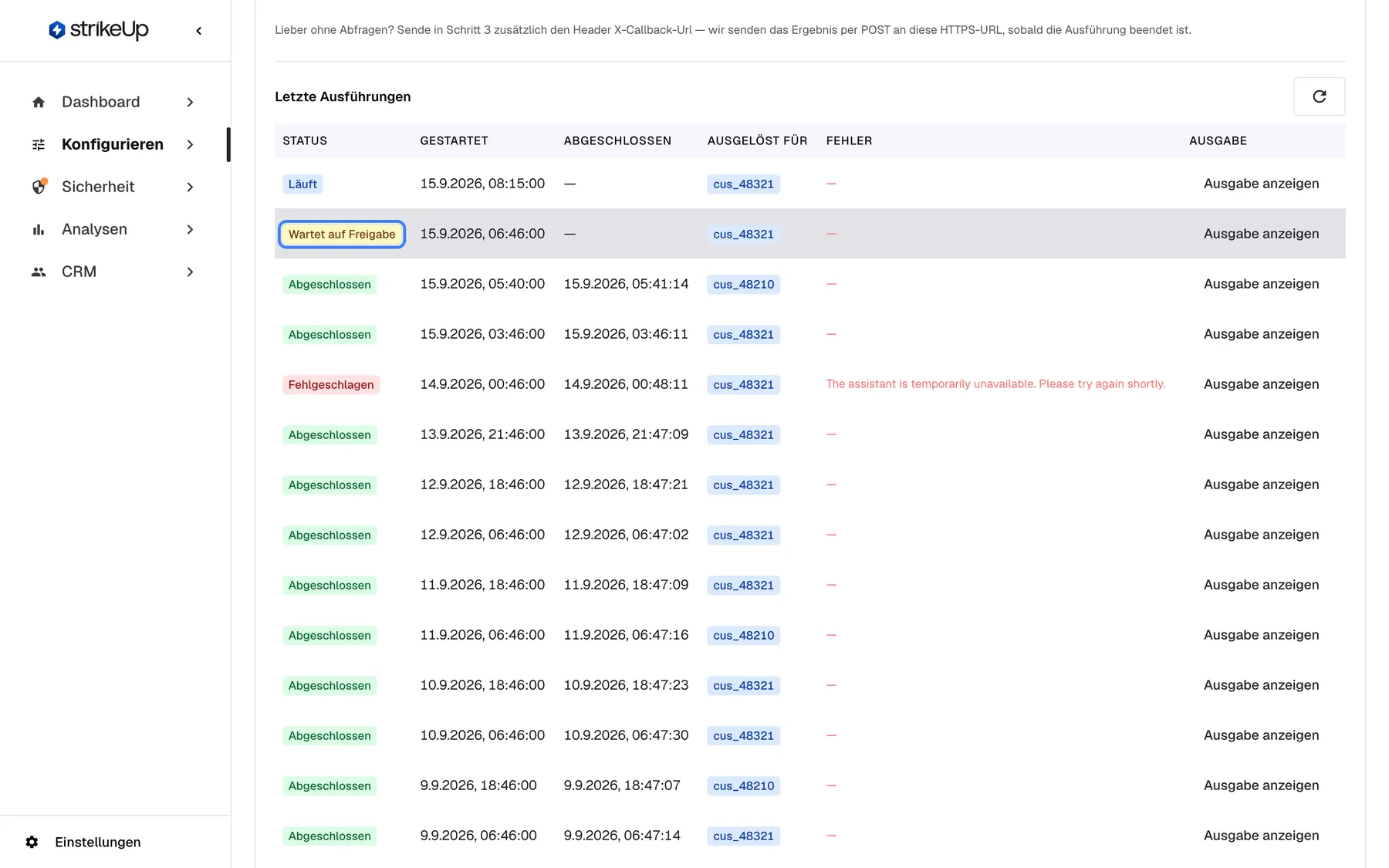 Die Tabelle „Letzte Ausführungen“ von „Overdue invoice follow-up“. Unter der neuesten Ausführung, die noch „Läuft“ (gestartet 15.9.2026, 08:15), hat die Ausführung vom 15.9.2026, 06:46 für Kunde cus_48321 den hervorgehobenen Status „Wartet auf Freigabe“ und keine Abschlusszeit: Sie hat ein Werkzeug erreicht, das eine Freigabe durch einen Menschen braucht, und dort angehalten. Die übrigen Ausführungen sind „Abgeschlossen“, bis auf eine „Fehlgeschlagen“ mit dem englischen Fehler „The assistant is temporarily unavailable. Please try again shortly.“ Jede Zeile bietet „Ausgabe anzeigen“.