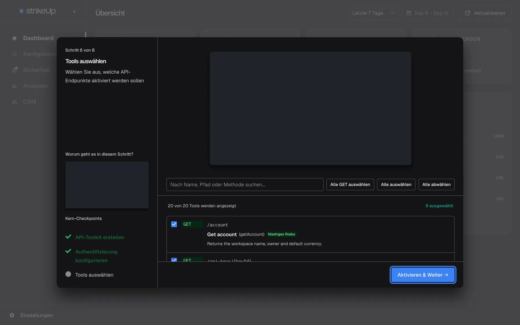 Der Assistent bei „Schritt 6 von 8“, „Tools auswählen“, mit dem Untertitel „Wählen Sie aus, welche API-Endpunkte aktiviert werden sollen“. Unter einem Videobereich (im Screenshot leer) folgen das Suchfeld „Nach Name, Pfad oder Methode suchen...“ und die Schaltflächen „Alle GET auswählen“, „Alle auswählen“ und „Alle abwählen“. Nach „Alle GET auswählen“ sind die lesenden Tools angehakt, beginnend mit „GET /account“ mit dem Abzeichen „Niedriges Risiko“; der Zähler zeigt „9 ausgewählt“. „API-Toolkit erstellen“ und „Authentifizierung konfigurieren“ sind erledigt. Hervorgehoben ist „Aktivieren & Weiter →“; es schaltet die angehakten Tools ein und schließt die Einrichtung ab.