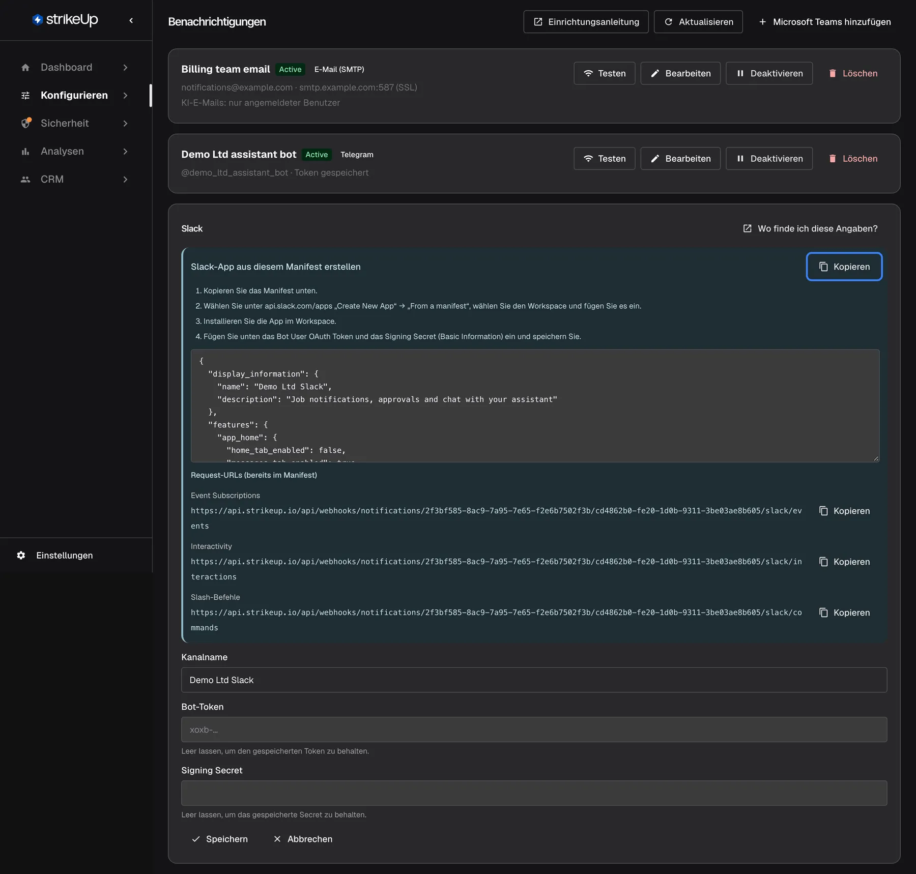 Der Slack-Kanal "Demo Ltd Slack" in Bearbeitung. Oben listet ein blaues Feld "Slack-App aus diesem Manifest erstellen" vier Schritte: Manifest kopieren, App unter api.slack.com/apps aus einem Manifest erstellen, im Workspace installieren, dann Bot User OAuth Token und Signing Secret einfügen und speichern. Die hervorgehobene Schaltfläche "Kopieren" kopiert das Manifest im Feld darunter. Unter "Request-URLs (bereits im Manifest)" folgen die Adressen für Event Subscriptions, Interactivity und Slash commands, jeweils mit "Kopieren". Darunter stehen "Kanalname", "Bot-Token" und "Signing Secret", beide leer mit dem Hinweis, sie zum Behalten leer zu lassen.