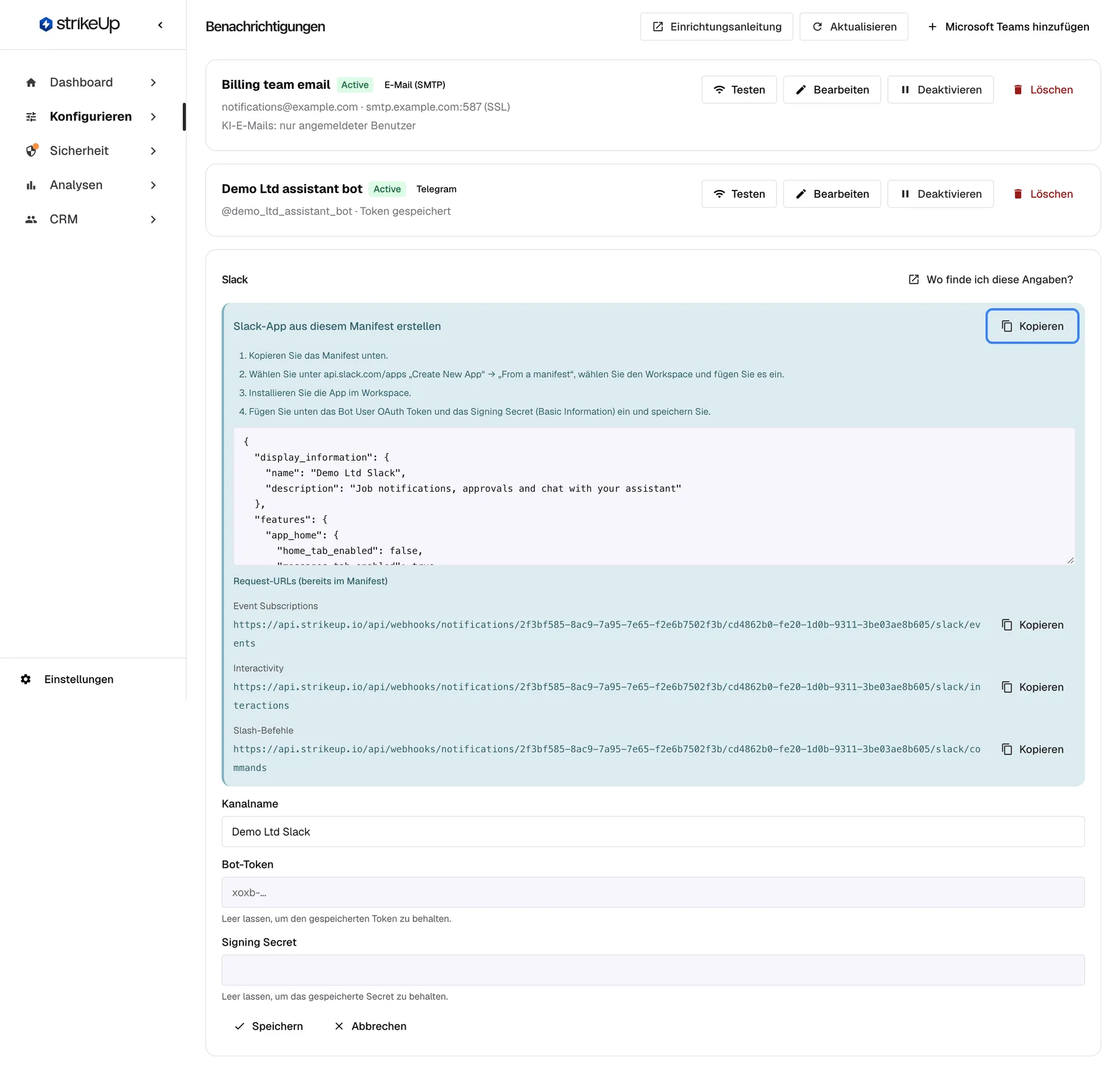 Der Slack-Kanal "Demo Ltd Slack" in Bearbeitung. Oben listet ein blaues Feld "Slack-App aus diesem Manifest erstellen" vier Schritte: Manifest kopieren, App unter api.slack.com/apps aus einem Manifest erstellen, im Workspace installieren, dann Bot User OAuth Token und Signing Secret einfügen und speichern. Die hervorgehobene Schaltfläche "Kopieren" kopiert das Manifest im Feld darunter. Unter "Request-URLs (bereits im Manifest)" folgen die Adressen für Event Subscriptions, Interactivity und Slash commands, jeweils mit "Kopieren". Darunter stehen "Kanalname", "Bot-Token" und "Signing Secret", beide leer mit dem Hinweis, sie zum Behalten leer zu lassen.