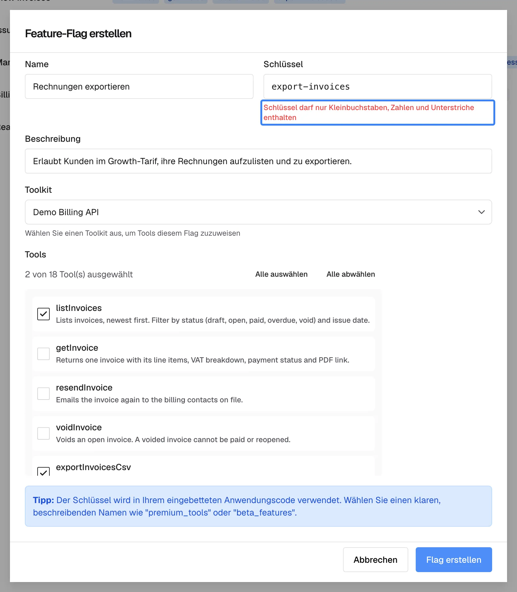 Der Dialog „Feature-Flag erstellen“, nachdem „Flag erstellen“ mit dem Schlüssel export-invoices gedrückt wurde. Das Feld „Schlüssel“ ist rot markiert, darunter steht die hervorgehobene Meldung „Schlüssel darf nur Kleinbuchstaben, Zahlen und Unterstriche enthalten“. Name, Beschreibung, Toolkit und die zwei angehakten Tools bleiben erhalten. Es wurde nichts gespeichert; ersetzen Sie den Bindestrich durch einen Unterstrich, wird der Schlüssel gültig.