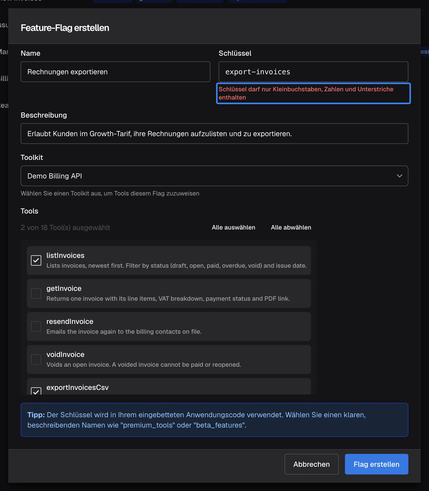 Der Dialog „Feature-Flag erstellen“, nachdem „Flag erstellen“ mit dem Schlüssel export-invoices gedrückt wurde. Das Feld „Schlüssel“ ist rot markiert, darunter steht die hervorgehobene Meldung „Schlüssel darf nur Kleinbuchstaben, Zahlen und Unterstriche enthalten“. Name, Beschreibung, Toolkit und die zwei angehakten Tools bleiben erhalten. Es wurde nichts gespeichert; ersetzen Sie den Bindestrich durch einen Unterstrich, wird der Schlüssel gültig.