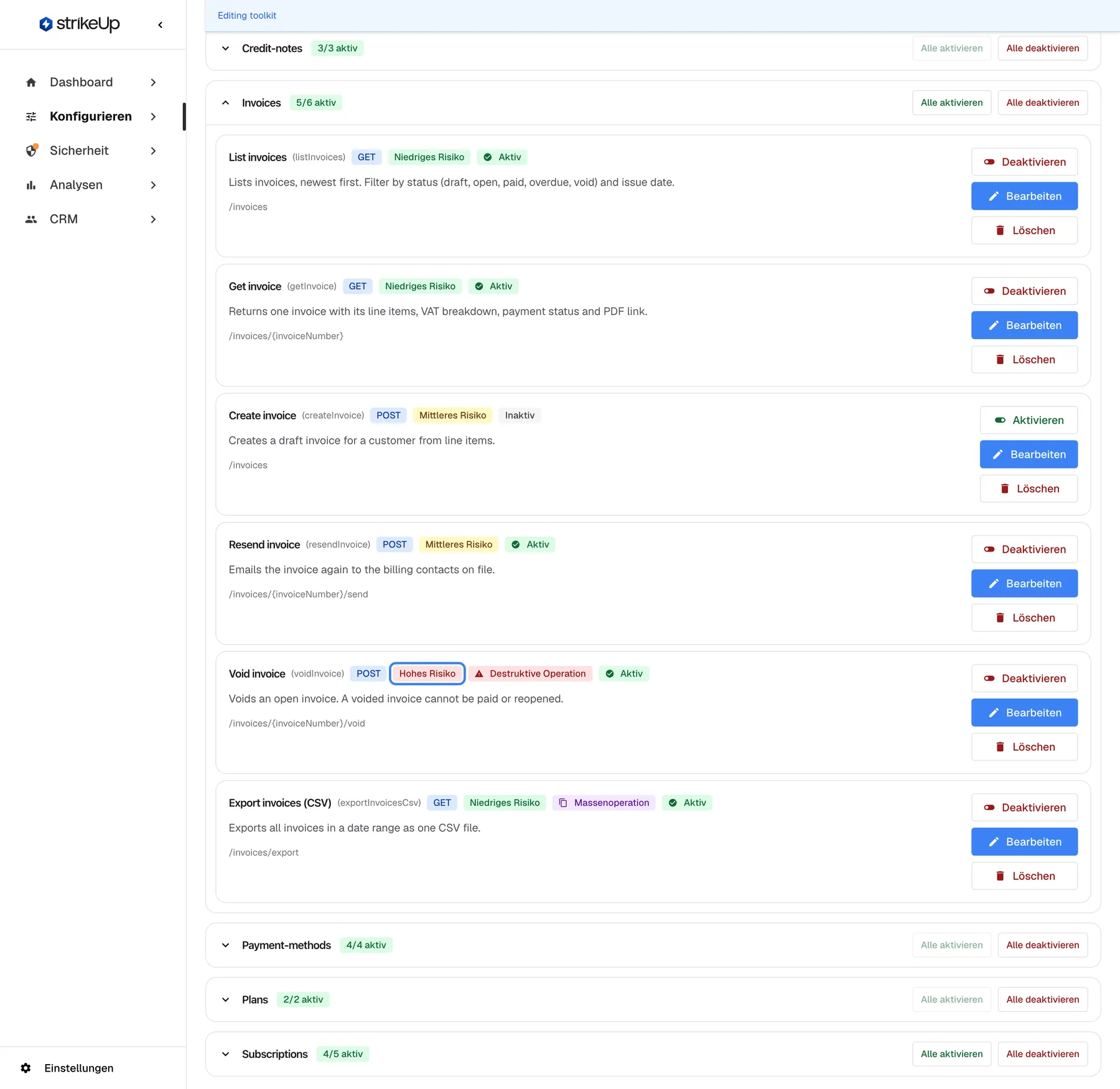 Die Tool-Gruppe Invoices des Toolkits Demo Billing API, aufgeklappt ("5/6 aktiv", mit "Alle aktivieren" und "Alle deaktivieren"). Jede Zeile zeigt Anzeigename, internen Namen, Methode, ein Risiko-Abzeichen und den Status: "List invoices" (GET, Niedriges Risiko, Aktiv), "Get invoice" (GET, Niedriges Risiko, Aktiv), "Create invoice" (POST, Mittleres Risiko, Inaktiv), "Resend invoice" (POST, Mittleres Risiko, Aktiv), "Void invoice" (POST, Hohes Risiko, Destruktive Operation, Aktiv) und "Export invoices (CSV)" (Massenoperation). Das rote Abzeichen "Hohes Risiko" bei Void invoice ist hervorgehoben. Jede Zeile hat die Schaltflächen Deaktivieren bzw. Aktivieren, Bearbeiten und Löschen. Oben steht die englische Leiste "Editing toolkit".