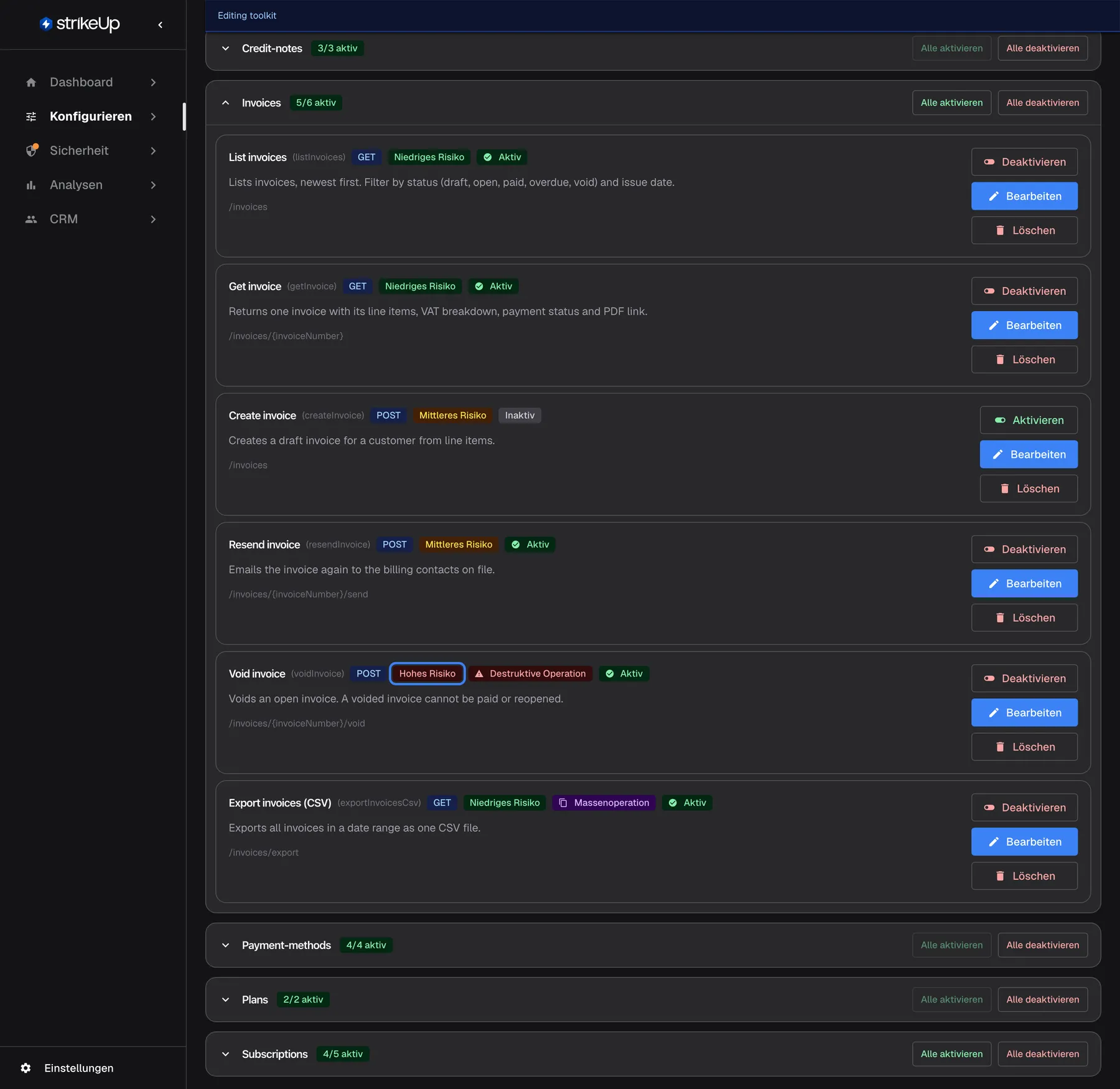 Die Tool-Gruppe Invoices des Toolkits Demo Billing API, aufgeklappt ("5/6 aktiv", mit "Alle aktivieren" und "Alle deaktivieren"). Jede Zeile zeigt Anzeigename, internen Namen, Methode, ein Risiko-Abzeichen und den Status: "List invoices" (GET, Niedriges Risiko, Aktiv), "Get invoice" (GET, Niedriges Risiko, Aktiv), "Create invoice" (POST, Mittleres Risiko, Inaktiv), "Resend invoice" (POST, Mittleres Risiko, Aktiv), "Void invoice" (POST, Hohes Risiko, Destruktive Operation, Aktiv) und "Export invoices (CSV)" (Massenoperation). Das rote Abzeichen "Hohes Risiko" bei Void invoice ist hervorgehoben. Jede Zeile hat die Schaltflächen Deaktivieren bzw. Aktivieren, Bearbeiten und Löschen. Oben steht die englische Leiste "Editing toolkit".