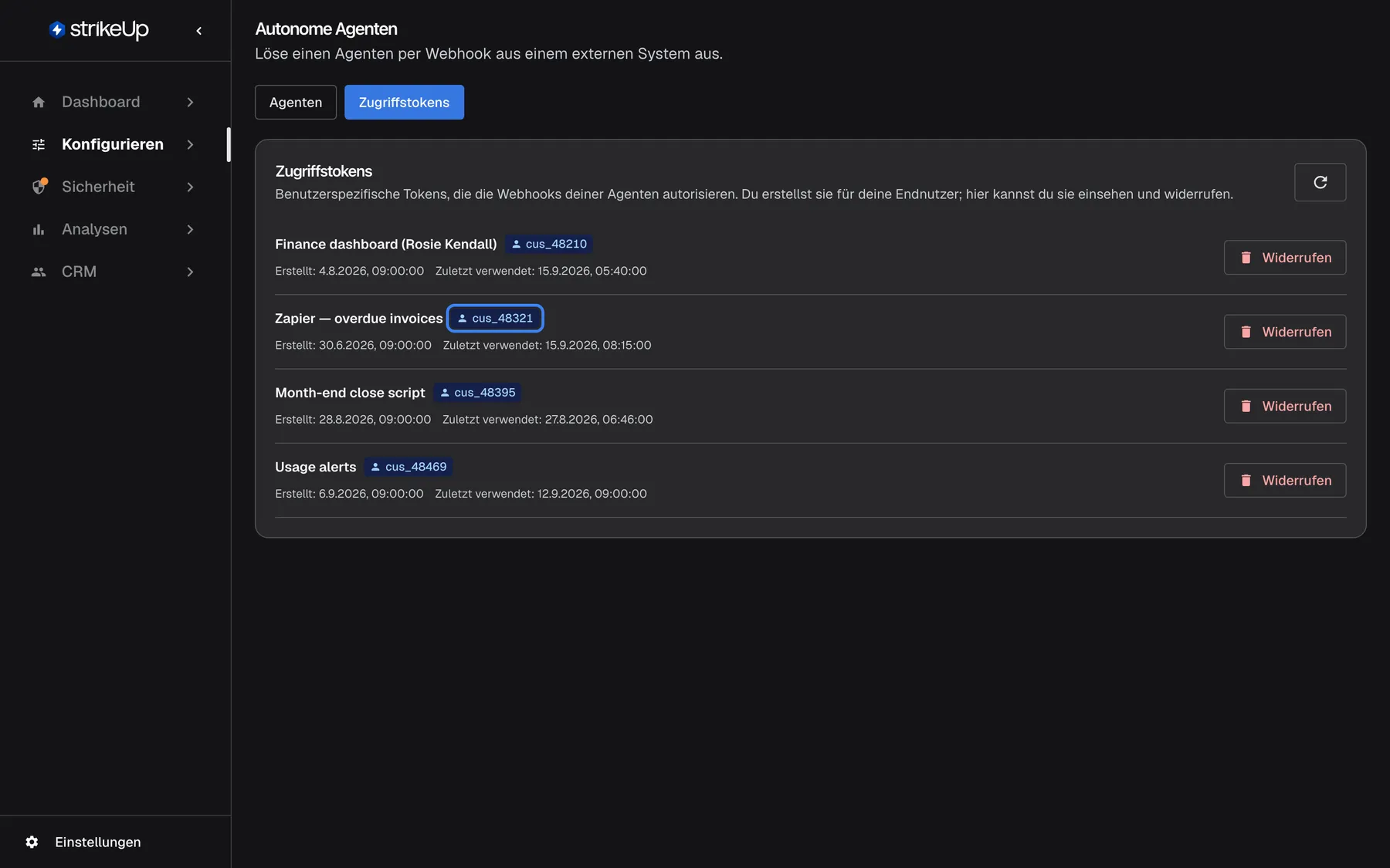 Der Tab „Zugriffstokens“ der Seite Autonome Agenten mit den über die API erstellten benutzerspezifischen Tokens: „Finance dashboard (Rosie Kendall)“, „Zapier — overdue invoices“, „Month-end close script“ und „Usage alerts“, jeweils mit Erstellungs- und Nutzungsdatum und der Schaltfläche „Widerrufen“. Das hervorgehobene Abzeichen „cus_48321“ bei „Zapier — overdue invoices“ nennt den Endnutzer, dem das Token gehört; jede damit ausgelöste Ausführung wird diesem Kunden zugeordnet.