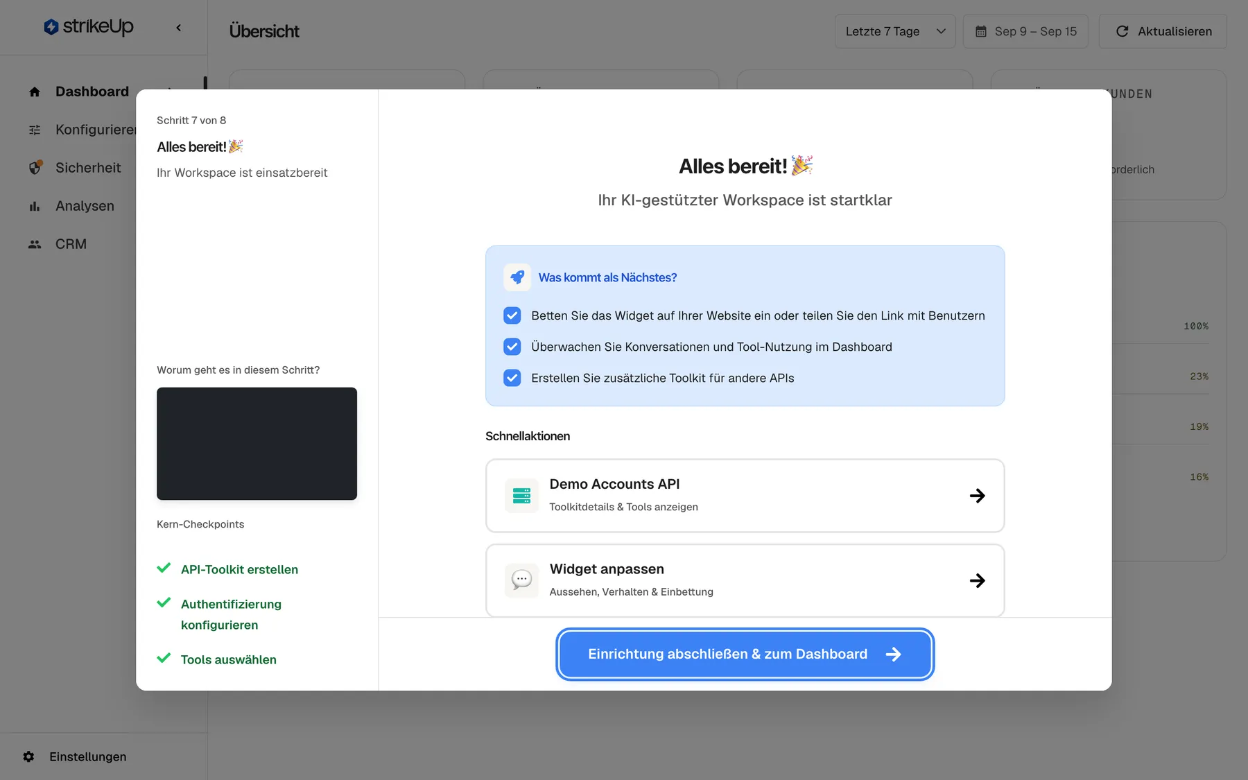 Der letzte Bildschirm des Assistenten, „Schritt 7 von 8“, „Alles bereit! 🎉“, mit „Ihr KI-gestützter Workspace ist startklar“. Ein blauer Kasten „Was kommt als Nächstes?“ nennt das Einbetten des Widgets, die Überwachung im Dashboard und weitere Toolkits. Unter „Schnellaktionen“ stehen die Karten „Demo Accounts API“ und „Widget anpassen“. Alle drei Kern-Checkpoints sind grün. Hervorgehoben ist die blaue Schaltfläche „Einrichtung abschließen & zum Dashboard“ unten; sie schließt den Assistenten endgültig und lädt das Dashboard neu.