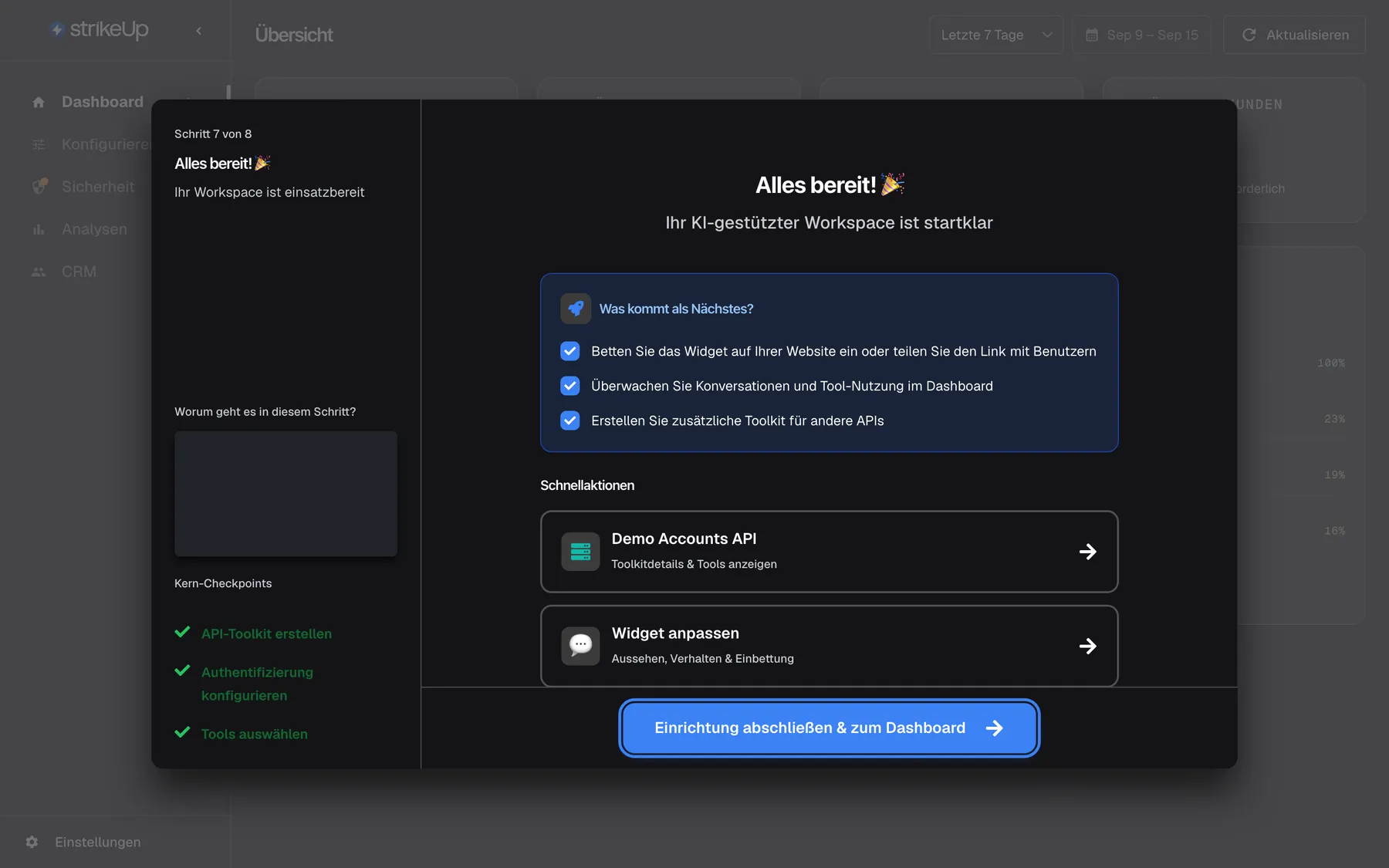 Der letzte Bildschirm des Assistenten, „Schritt 7 von 8“, „Alles bereit! 🎉“, mit „Ihr KI-gestützter Workspace ist startklar“. Ein blauer Kasten „Was kommt als Nächstes?“ nennt das Einbetten des Widgets, die Überwachung im Dashboard und weitere Toolkits. Unter „Schnellaktionen“ stehen die Karten „Demo Accounts API“ und „Widget anpassen“. Alle drei Kern-Checkpoints sind grün. Hervorgehoben ist die blaue Schaltfläche „Einrichtung abschließen & zum Dashboard“ unten; sie schließt den Assistenten endgültig und lädt das Dashboard neu.