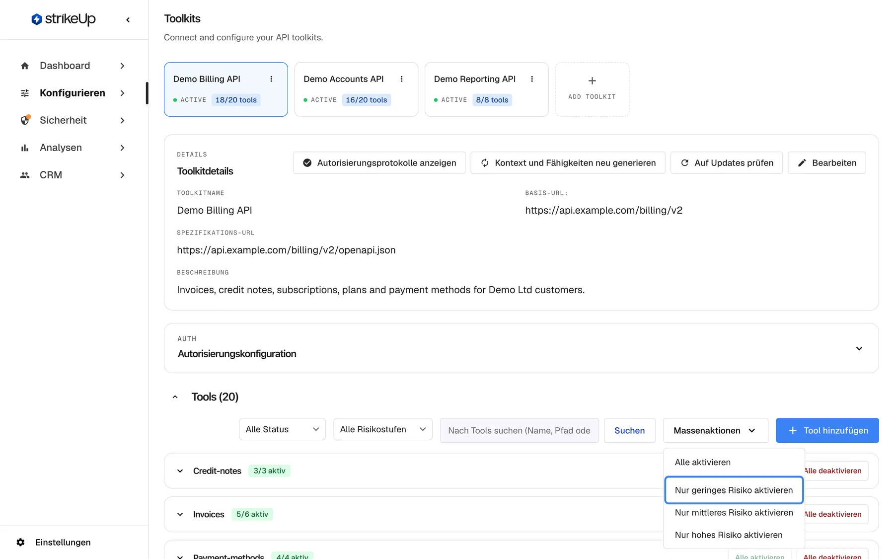 Der Tool-Bereich des Toolkits Demo Billing API mit geöffnetem Menü "Massenaktionen". Darüber stehen die Filter "Alle Status" und "Alle Risikostufen", das Suchfeld "Nach Tools suchen (Name, Pfad oder Methode)...", "Suchen" und die blaue Schaltfläche "Tool hinzufügen". Das Menü enthält "Alle aktivieren", "Nur geringes Risiko aktivieren", "Nur mittleres Risiko aktivieren" und "Nur hohes Risiko aktivieren"; "Nur geringes Risiko aktivieren" ist hervorgehoben. Der Eintrag schaltet alle inaktiven Tools genau dieser Risikostufe ein und lässt die anderen Stufen unverändert. Dahinter liegen die Gruppen Credit-notes und Invoices.