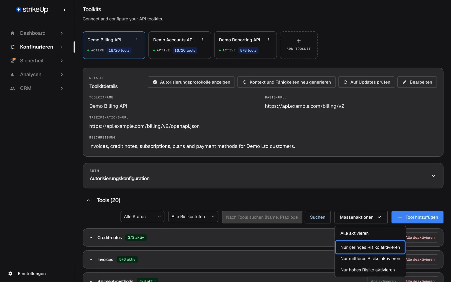 Der Tool-Bereich des Toolkits Demo Billing API mit geöffnetem Menü "Massenaktionen". Darüber stehen die Filter "Alle Status" und "Alle Risikostufen", das Suchfeld "Nach Tools suchen (Name, Pfad oder Methode)...", "Suchen" und die blaue Schaltfläche "Tool hinzufügen". Das Menü enthält "Alle aktivieren", "Nur geringes Risiko aktivieren", "Nur mittleres Risiko aktivieren" und "Nur hohes Risiko aktivieren"; "Nur geringes Risiko aktivieren" ist hervorgehoben. Der Eintrag schaltet alle inaktiven Tools genau dieser Risikostufe ein und lässt die anderen Stufen unverändert. Dahinter liegen die Gruppen Credit-notes und Invoices.