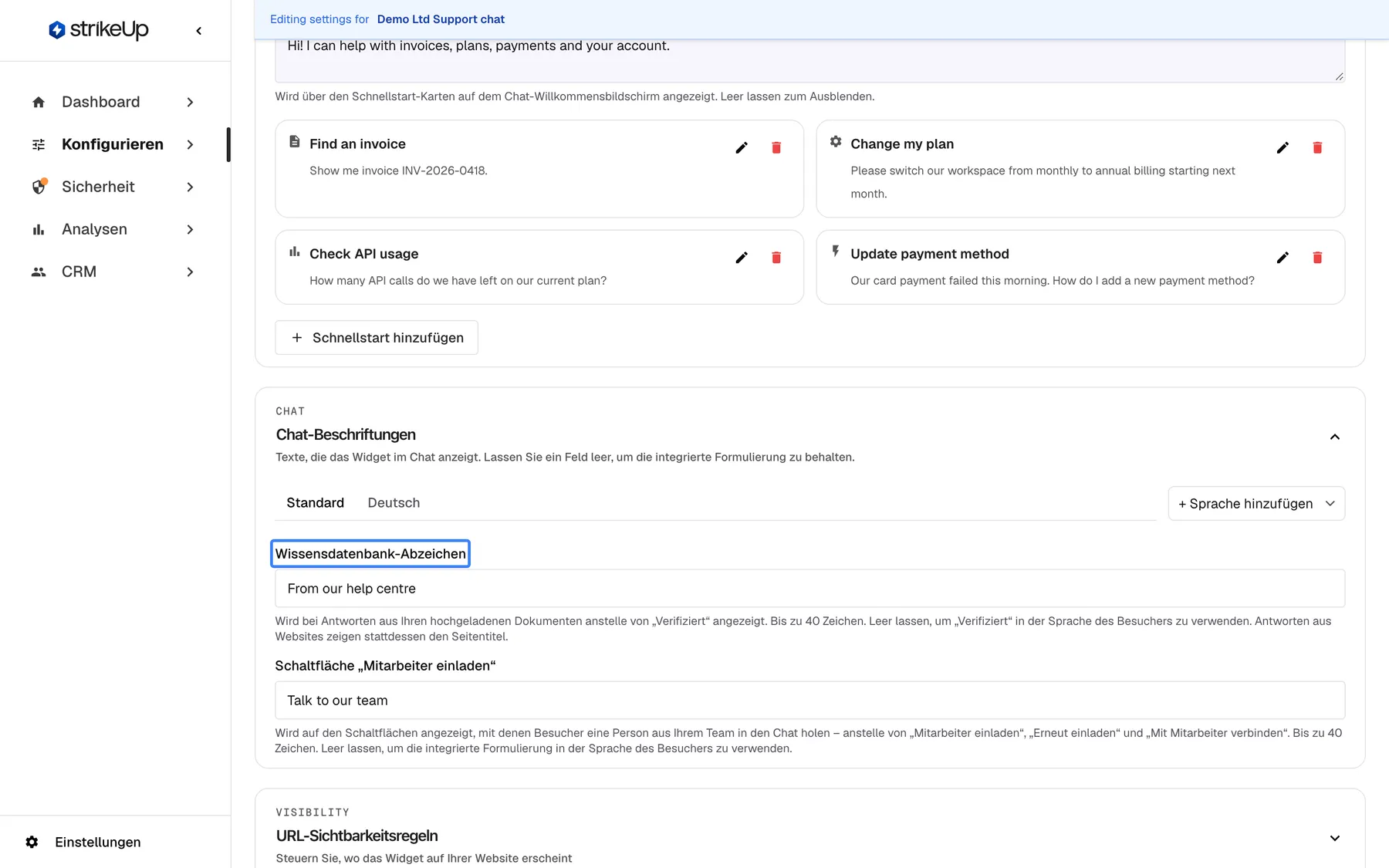 Der Abschnitt "Chat-Beschriftungen" der Seite User Interface mit seiner Beschreibung, dass leere Felder die eingebaute Formulierung behalten. Es folgen zwei Felder. Das hervorgehobene Feld "Wissensdatenbank-Abzeichen" enthält "From our help centre", mit der Hilfe, dass es bei Antworten aus Ihren hochgeladenen Dokumenten „Verifiziert“ ersetzt, bis zu 40 Zeichen fasst und leer „Verifiziert“ in der Sprache des Besuchers zeigt. Darunter enthält "Schaltfläche „Mitarbeiter einladen“" den Text "Talk to our team". Sprach-Reiter über den Feldern enthalten den Standardtext und eine deutsche Übersetzung.