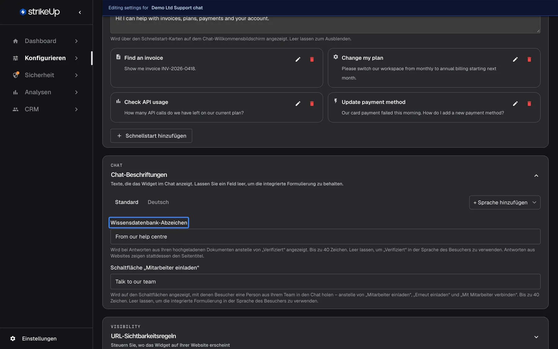 Der Abschnitt "Chat-Beschriftungen" der Seite User Interface mit seiner Beschreibung, dass leere Felder die eingebaute Formulierung behalten. Es folgen zwei Felder. Das hervorgehobene Feld "Wissensdatenbank-Abzeichen" enthält "From our help centre", mit der Hilfe, dass es bei Antworten aus Ihren hochgeladenen Dokumenten „Verifiziert“ ersetzt, bis zu 40 Zeichen fasst und leer „Verifiziert“ in der Sprache des Besuchers zeigt. Darunter enthält "Schaltfläche „Mitarbeiter einladen“" den Text "Talk to our team". Sprach-Reiter über den Feldern enthalten den Standardtext und eine deutsche Übersetzung.