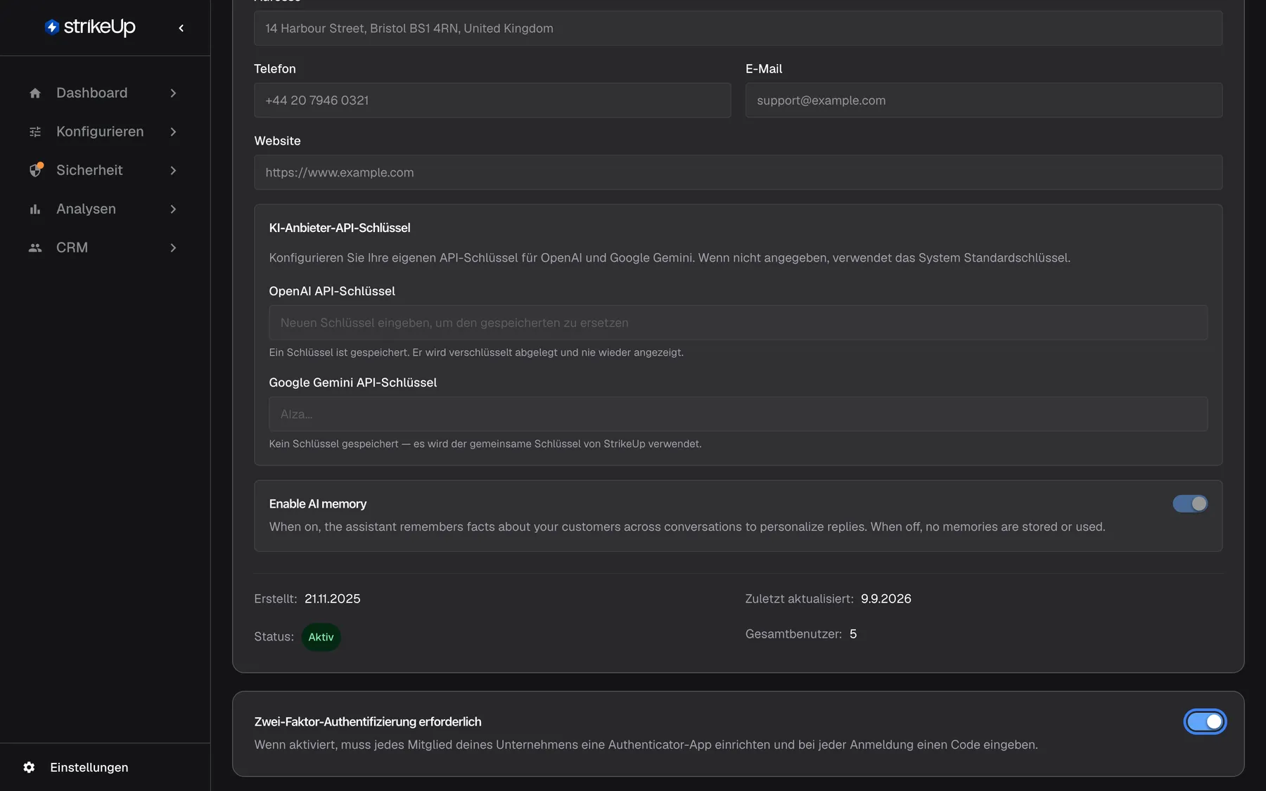Der untere Teil der Unternehmenseinstellungen von Demo Ltd, nach den Kontaktdaten, dem Bereich „KI-Anbieter-API-Schlüssel“ und dem englisch beschrifteten Schalter „Enable AI memory“. Die letzte Karte heißt „Zwei-Faktor-Authentifizierung erforderlich“ mit der Beschreibung „Wenn aktiviert, muss jedes Mitglied deines Unternehmens eine Authenticator-App einrichten und bei jeder Anmeldung einen Code eingeben.“. Rechts ist der eingeschaltete blaue Schalter hervorgehoben. Eine Änderung wird sofort gespeichert; Mitglieder ohne Authenticator richten ihn bei der nächsten Anmeldung ein. Nur Administratoren können ihn ändern.