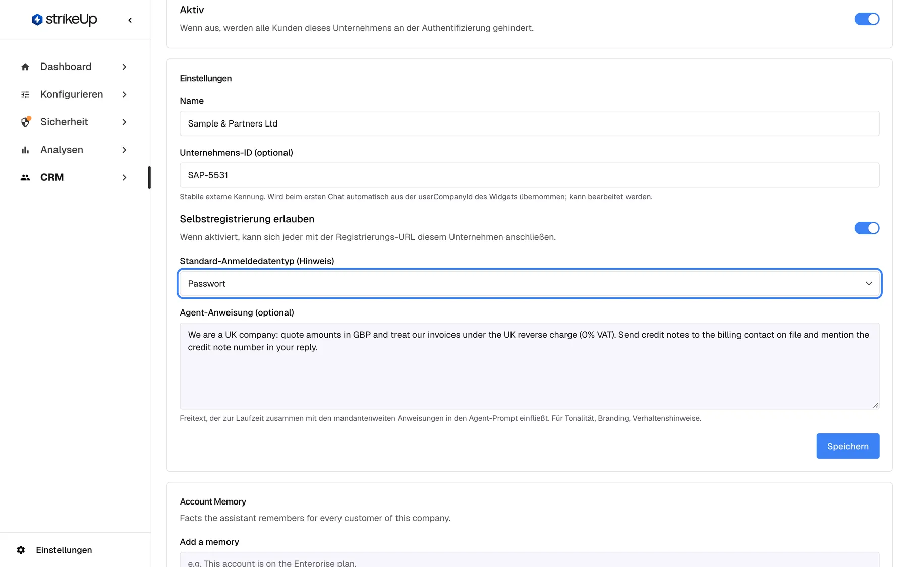 Die Karte „Einstellungen“ auf der Übersicht von „Sample & Partners Ltd“. „Selbstregistrierung erlauben“ ist eingeschaltet, mit dem Hinweis, dass sich jeder mit der Registrierungs-URL diesem Unternehmen anschließen kann. Die hervorgehobene Auswahl „Standard-Anmeldedatentyp (Hinweis)“ steht auf „Passwort“; laut Hilfetext ist das der vorgeschlagene Standard für das Einrichtungs-Popup, und jeder Kunde kann dennoch selbst wählen. Name, Unternehmens-ID SAP-5531 und Agent-Anweisung sind ebenfalls zu sehen.