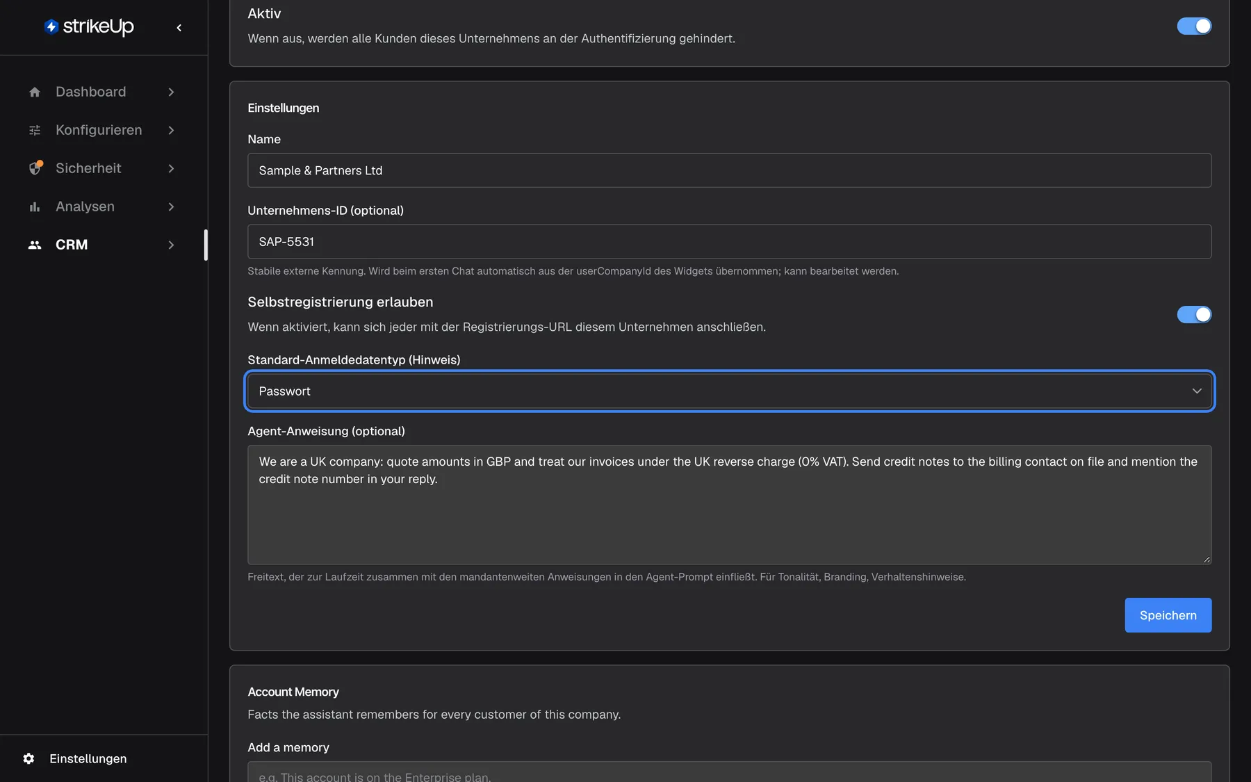 Die Karte „Einstellungen“ auf der Übersicht von „Sample & Partners Ltd“. „Selbstregistrierung erlauben“ ist eingeschaltet, mit dem Hinweis, dass sich jeder mit der Registrierungs-URL diesem Unternehmen anschließen kann. Die hervorgehobene Auswahl „Standard-Anmeldedatentyp (Hinweis)“ steht auf „Passwort“; laut Hilfetext ist das der vorgeschlagene Standard für das Einrichtungs-Popup, und jeder Kunde kann dennoch selbst wählen. Name, Unternehmens-ID SAP-5531 und Agent-Anweisung sind ebenfalls zu sehen.
