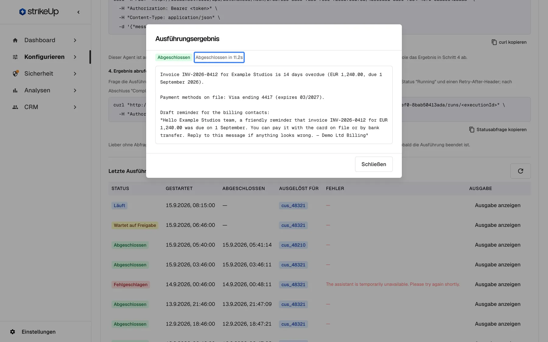 Der Dialog „Ausführungsergebnis“ für eine abgeschlossene Ausführung von „Overdue invoice follow-up“. Die hervorgehobene Zeile „Abgeschlossen in 11.2s“ neben dem grünen Abzeichen „Abgeschlossen“ steht über der Antwort des Agenten (auf Englisch): Rechnung INV-2026-0412 von Example Studios ist 14 Tage überfällig, hinterlegt ist eine Visa-Karte mit Endziffern 4417, darunter folgt ein Entwurf einer Zahlungserinnerung für die Rechnungskontakte. Die Ausgabe ist derselbe Text, den ein externes System beim Abholen des Ergebnisses erhält.