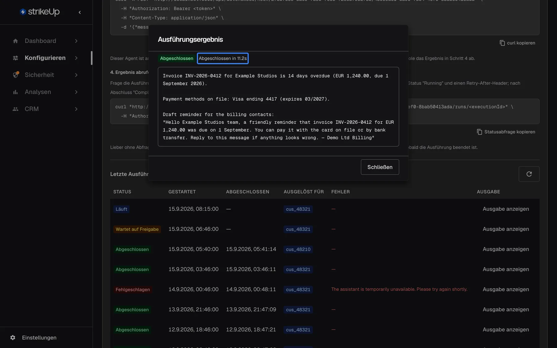 Der Dialog „Ausführungsergebnis“ für eine abgeschlossene Ausführung von „Overdue invoice follow-up“. Die hervorgehobene Zeile „Abgeschlossen in 11.2s“ neben dem grünen Abzeichen „Abgeschlossen“ steht über der Antwort des Agenten (auf Englisch): Rechnung INV-2026-0412 von Example Studios ist 14 Tage überfällig, hinterlegt ist eine Visa-Karte mit Endziffern 4417, darunter folgt ein Entwurf einer Zahlungserinnerung für die Rechnungskontakte. Die Ausgabe ist derselbe Text, den ein externes System beim Abholen des Ergebnisses erhält.