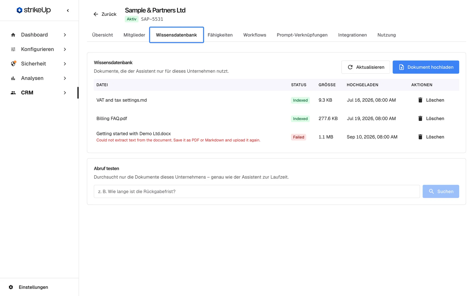 Das Kundenunternehmen "Sample & Partners Ltd" (Aktiv, SAP-5531) unter CRM › Kundenunternehmen mit den Tabs Übersicht, Mitglieder, dem hervorgehobenen und ausgewählten "Wissensdatenbank", Fähigkeiten, Workflows, Prompt-Verknüpfungen, Integrationen und Nutzung. Die Karte Wissensdatenbank listet die Dokumente des Unternehmens "VAT and tax settings.md" und "Billing FAQ.pdf" (Indexed) sowie "Getting started with Demo Ltd.docx" (Failed, mit Fehlermeldung), jeweils mit Größe, Upload-Datum und Löschen, dazu "Dokument hochladen" und darunter den Kasten Abruf testen.