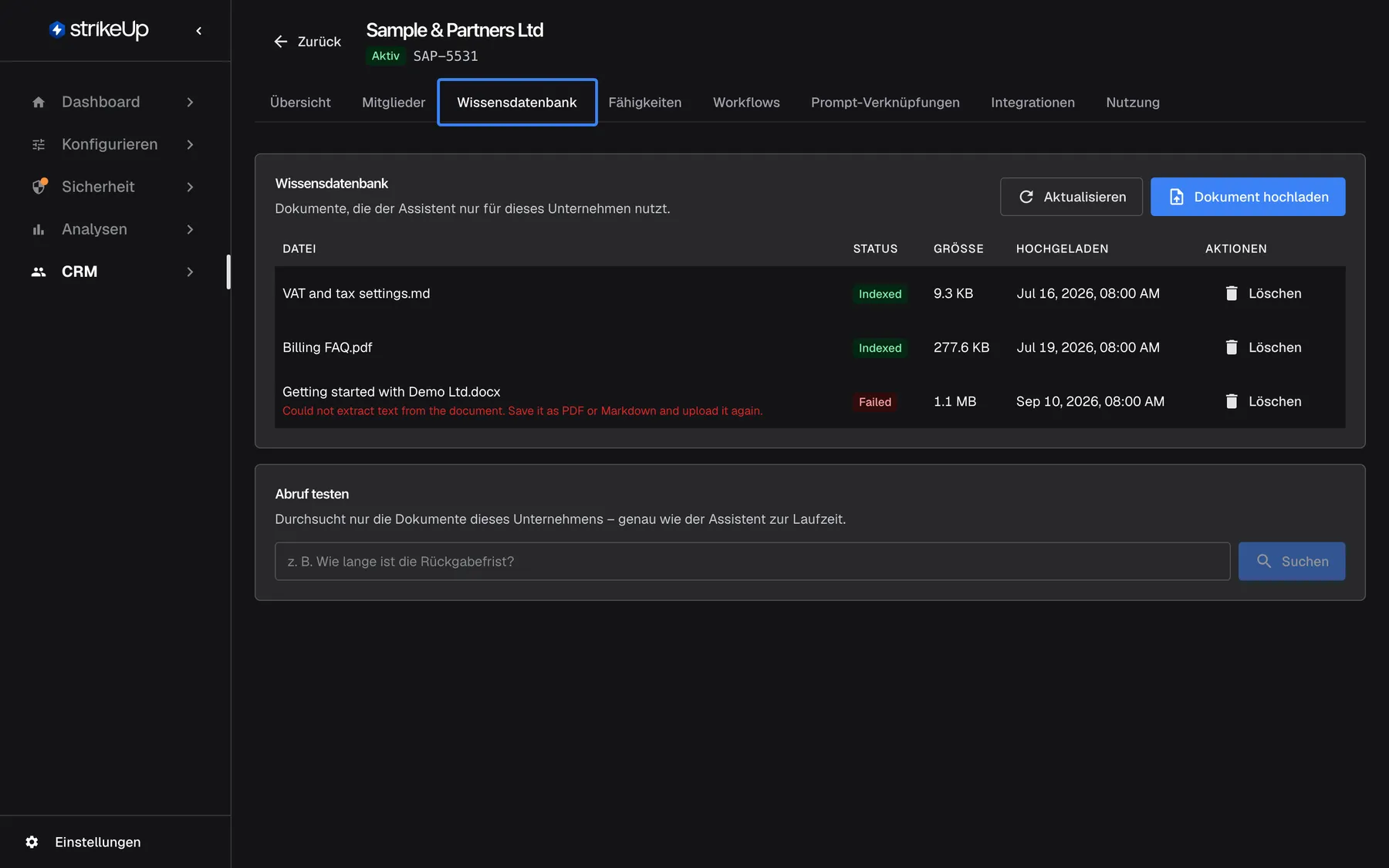 Das Kundenunternehmen "Sample & Partners Ltd" (Aktiv, SAP-5531) unter CRM › Kundenunternehmen mit den Tabs Übersicht, Mitglieder, dem hervorgehobenen und ausgewählten "Wissensdatenbank", Fähigkeiten, Workflows, Prompt-Verknüpfungen, Integrationen und Nutzung. Die Karte Wissensdatenbank listet die Dokumente des Unternehmens "VAT and tax settings.md" und "Billing FAQ.pdf" (Indexed) sowie "Getting started with Demo Ltd.docx" (Failed, mit Fehlermeldung), jeweils mit Größe, Upload-Datum und Löschen, dazu "Dokument hochladen" und darunter den Kasten Abruf testen.
