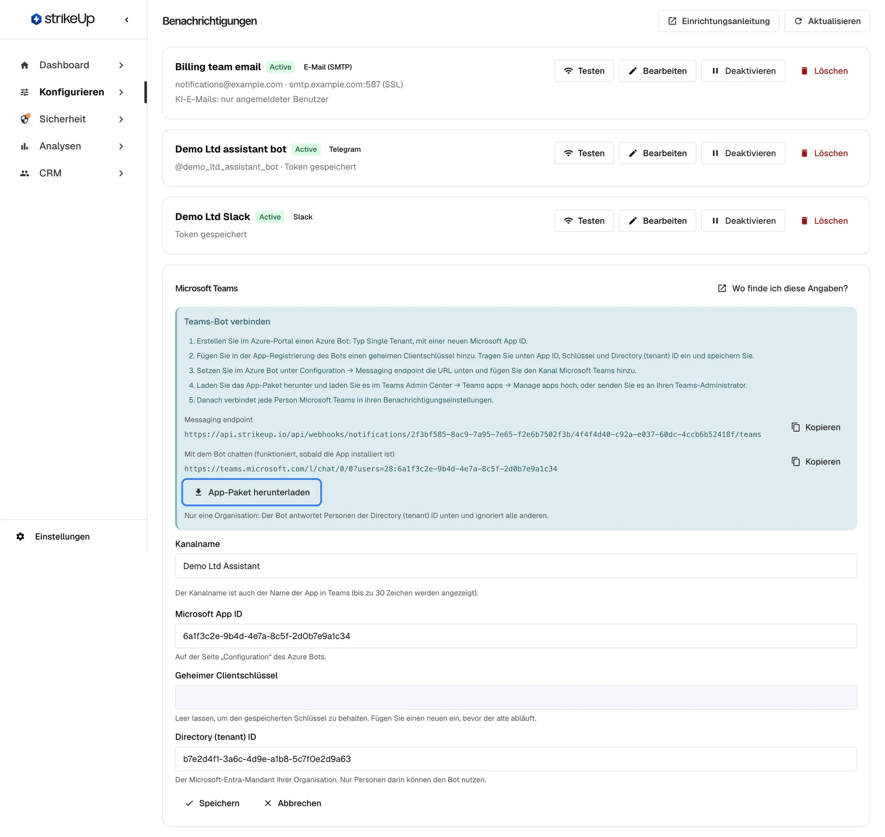 Der Microsoft-Teams-Kanal "Demo Ltd Assistant" in Bearbeitung. Ein blaues Feld "Teams-Bot verbinden" listet fünf Schritte: einen Single-Tenant-Azure-Bot anlegen, ein Client-Secret hinzufügen und die IDs einfügen, den Messaging-Endpunkt in Azure setzen und den Teams-Kanal hinzufügen, das App-Paket im Teams Admin Center hochladen und jede Person Teams in ihren Benachrichtigungseinstellungen verbinden lassen. Darunter stehen "Messaging endpoint" und Chat-Link mit "Kopieren" sowie die hervorgehobene Schaltfläche "App-Paket herunterladen". Unter dem Feld folgen "Kanalname", "Microsoft App ID", "Geheimer Clientschlüssel" (leer, der gespeicherte bleibt) und "Directory (tenant) ID".