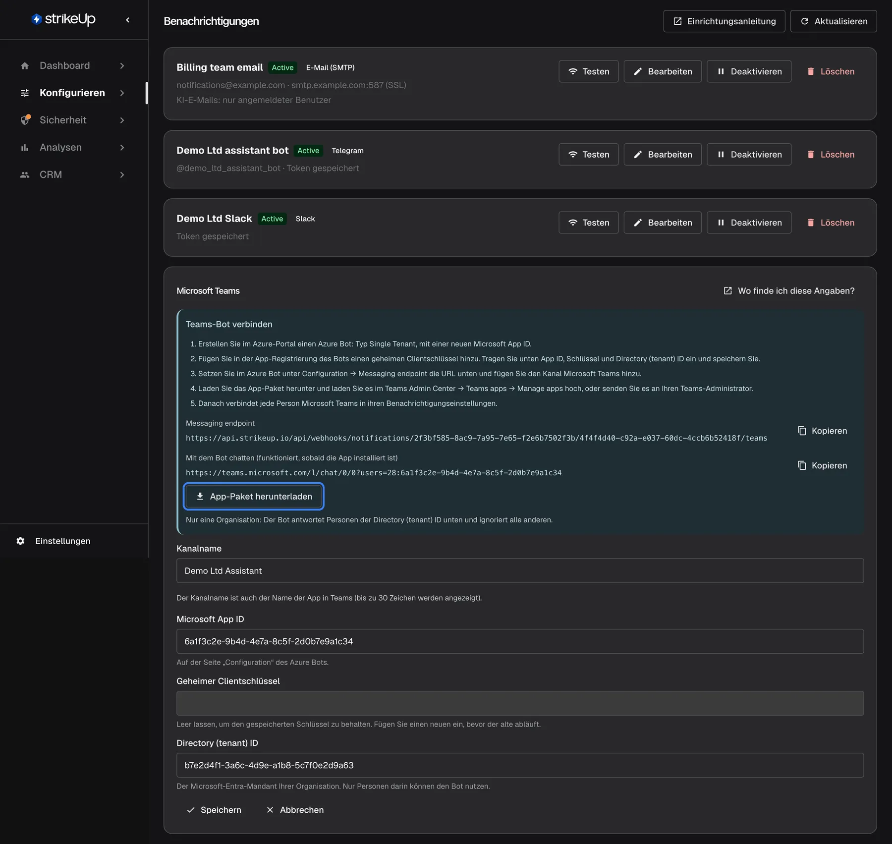 Der Microsoft-Teams-Kanal "Demo Ltd Assistant" in Bearbeitung. Ein blaues Feld "Teams-Bot verbinden" listet fünf Schritte: einen Single-Tenant-Azure-Bot anlegen, ein Client-Secret hinzufügen und die IDs einfügen, den Messaging-Endpunkt in Azure setzen und den Teams-Kanal hinzufügen, das App-Paket im Teams Admin Center hochladen und jede Person Teams in ihren Benachrichtigungseinstellungen verbinden lassen. Darunter stehen "Messaging endpoint" und Chat-Link mit "Kopieren" sowie die hervorgehobene Schaltfläche "App-Paket herunterladen". Unter dem Feld folgen "Kanalname", "Microsoft App ID", "Geheimer Clientschlüssel" (leer, der gespeicherte bleibt) und "Directory (tenant) ID".