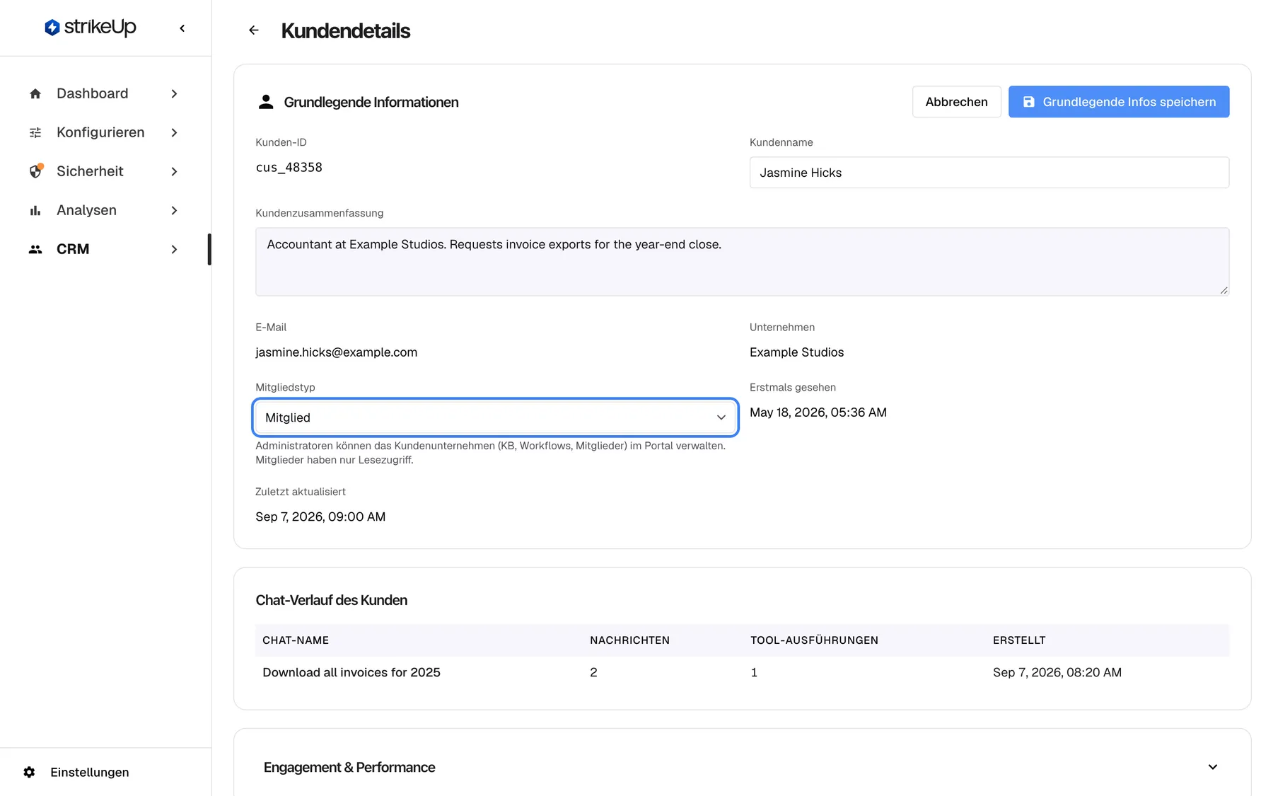 Die Seite „Kundendetails“ von Jasmine Hicks (cus_48358, jasmine.hicks@example.com, Unternehmen Example Studios) mit der Karte „Grundlegende Informationen“ im Bearbeitungsmodus. Die hervorgehobene Auswahl „Mitgliedstyp“ zeigt „Mitglied“; der Hilfetext sagt, dass Administratoren das Kundenunternehmen im Portal verwalten können und Mitglieder nur lesen. „Abbrechen“ und „Grundlegende Infos speichern“ stehen oben rechts in der Karte.