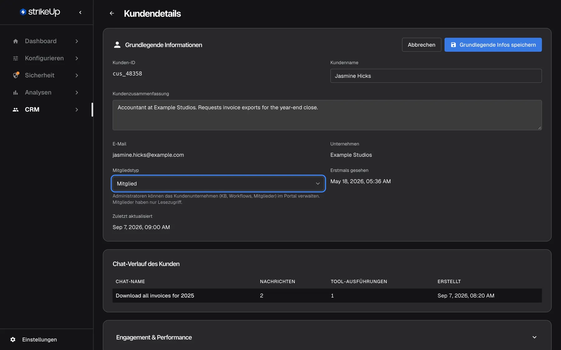 Die Seite „Kundendetails“ von Jasmine Hicks (cus_48358, jasmine.hicks@example.com, Unternehmen Example Studios) mit der Karte „Grundlegende Informationen“ im Bearbeitungsmodus. Die hervorgehobene Auswahl „Mitgliedstyp“ zeigt „Mitglied“; der Hilfetext sagt, dass Administratoren das Kundenunternehmen im Portal verwalten können und Mitglieder nur lesen. „Abbrechen“ und „Grundlegende Infos speichern“ stehen oben rechts in der Karte.