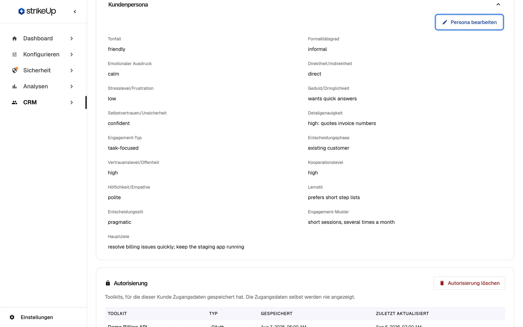 Der aufgeklappte Abschnitt „Kundenpersona“ für Morgan Hayes; oben rechts ist „Persona bearbeiten“ hervorgehoben. Er listet siebzehn Felder in zwei Spalten, etwa Tonfall friendly, Formalitätsgrad informal, Direktheit/Indirektheit direct, Geduld/Dringlichkeit „wants quick answers“, Detailgenauigkeit „high: quotes invoice numbers“, Entscheidungsphase existing customer, Lernstil „prefers short step lists“ und als Hauptziele „resolve billing issues quickly; keep the staging app running“. Die Feldwerte sind englischer Freitext.