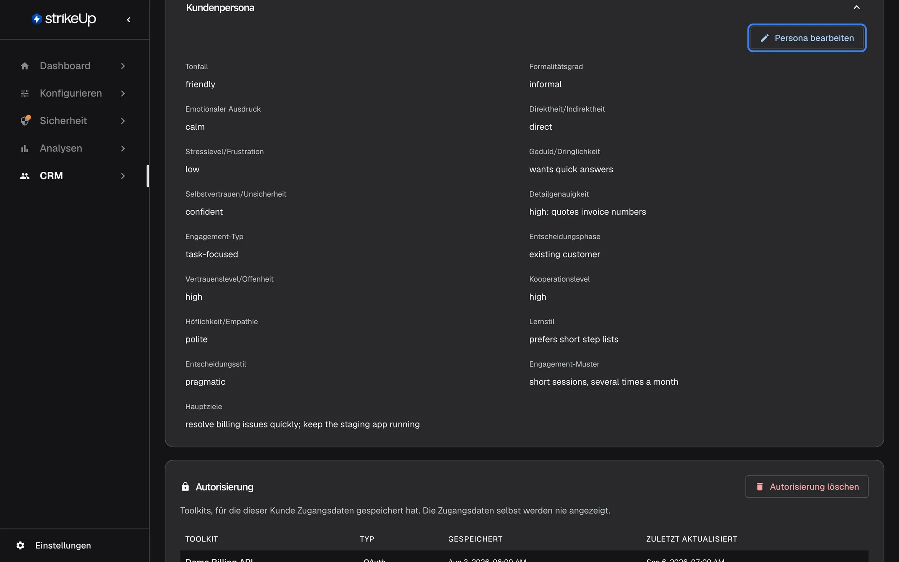 Der aufgeklappte Abschnitt „Kundenpersona“ für Morgan Hayes; oben rechts ist „Persona bearbeiten“ hervorgehoben. Er listet siebzehn Felder in zwei Spalten, etwa Tonfall friendly, Formalitätsgrad informal, Direktheit/Indirektheit direct, Geduld/Dringlichkeit „wants quick answers“, Detailgenauigkeit „high: quotes invoice numbers“, Entscheidungsphase existing customer, Lernstil „prefers short step lists“ und als Hauptziele „resolve billing issues quickly; keep the staging app running“. Die Feldwerte sind englischer Freitext.