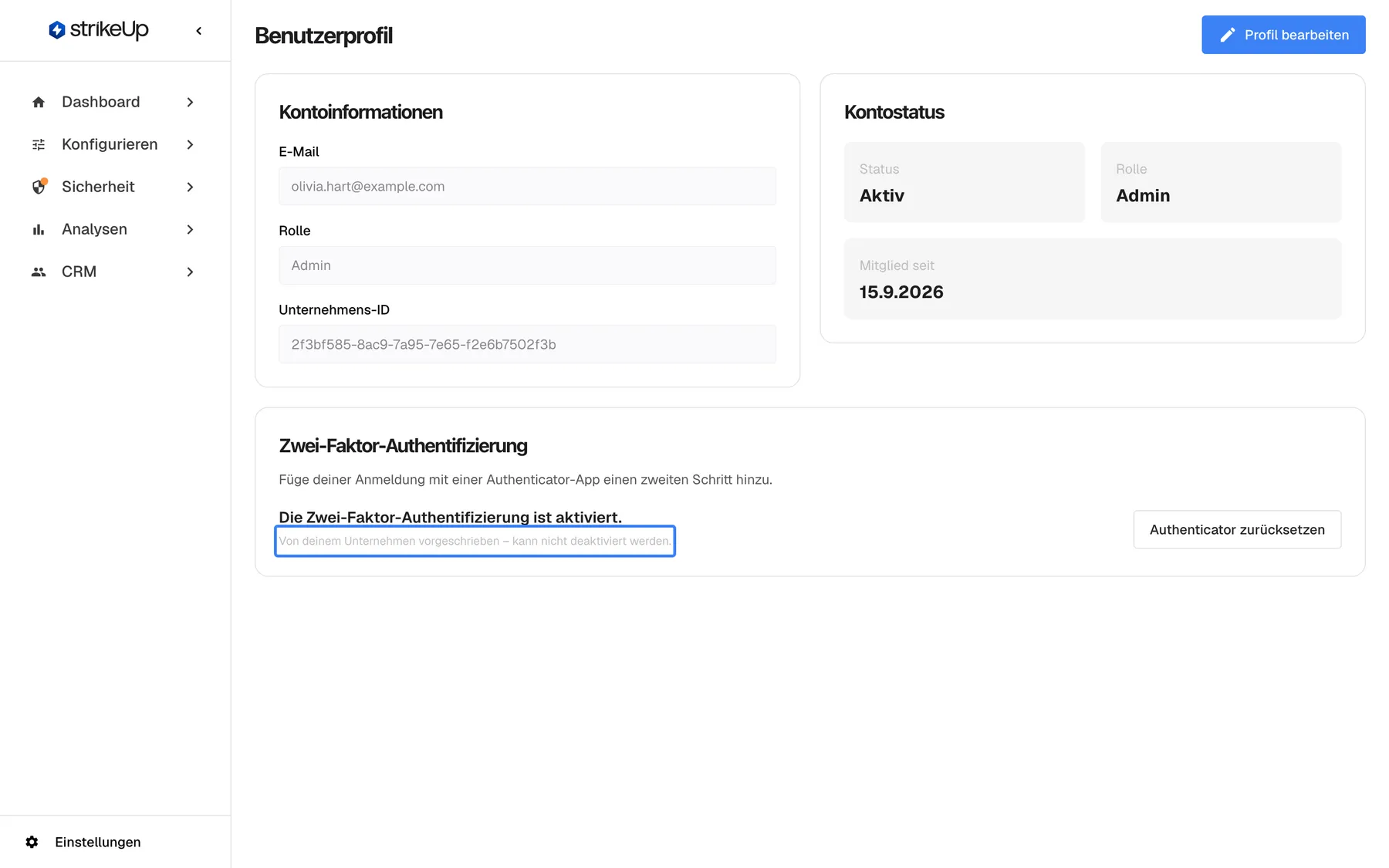 Die Seite „Benutzerprofil“, wenn das Unternehmen Zwei-Faktor-Authentifizierung vorschreibt. Die Karte „Zwei-Faktor-Authentifizierung“ zeigt „Die Zwei-Faktor-Authentifizierung ist aktiviert.“ und direkt darunter hervorgehoben in kleiner grauer Schrift „Von deinem Unternehmen vorgeschrieben – kann nicht deaktiviert werden.“. Rechts bleibt nur die Schaltfläche „Authenticator zurücksetzen“; „2FA deaktivieren“ ist für alle ausgeblendet, solange die Unternehmenseinstellung aktiv ist. Den Wechsel auf ein neues Telefon erledigen Sie weiterhin über „Authenticator zurücksetzen“.