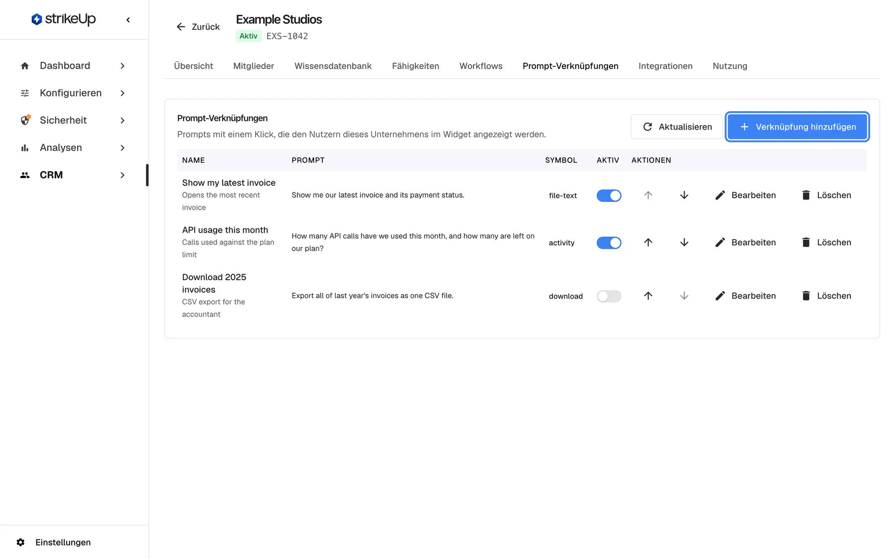Schritt 7: die Registerkarte „Prompt-Verknüpfungen“ von „Example Studios“. Drei Verknüpfungen stehen in der Liste: „Show my latest invoice“ und „API usage this month“, beide aktiv, sowie „Download 2025 invoices“, ausgeschaltet, jeweils mit Prompt, Symbol, Pfeilen zum Sortieren, „Bearbeiten“ und „Löschen“. Oben rechts ist „Verknüpfung hinzufügen“ hervorgehoben.
