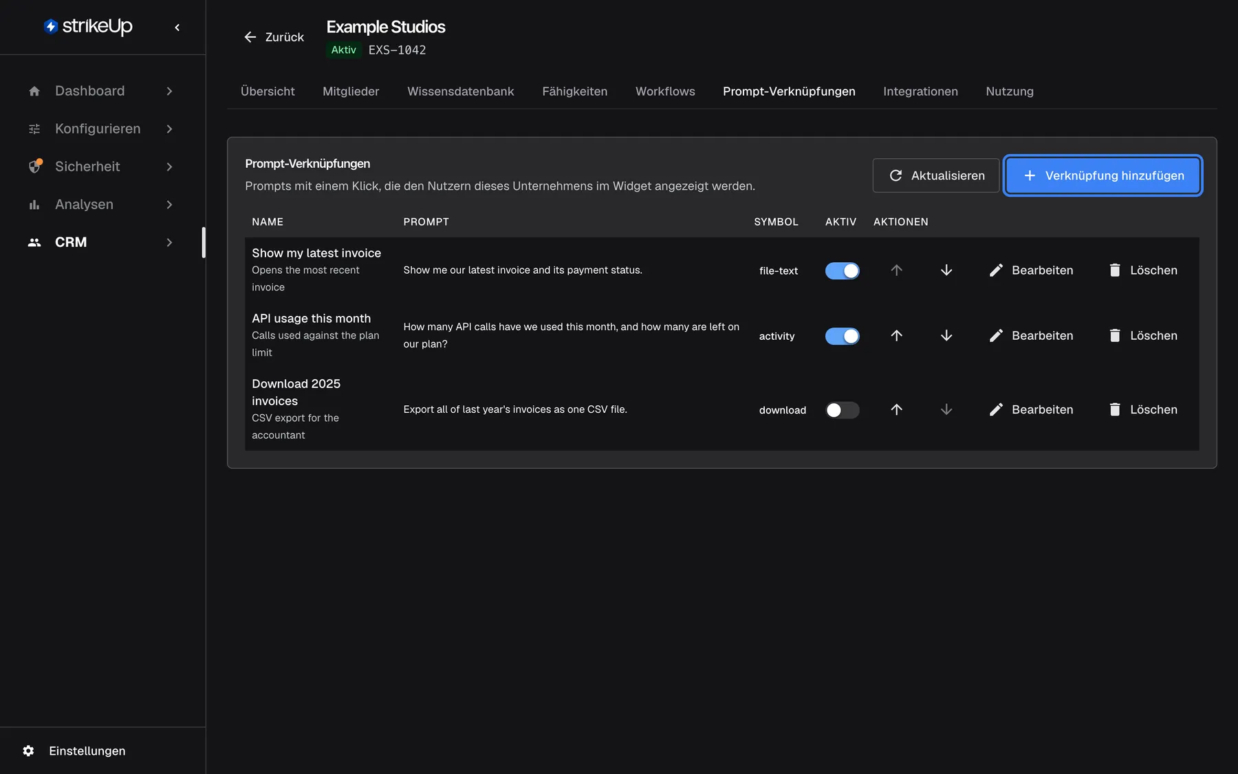 Schritt 7: die Registerkarte „Prompt-Verknüpfungen“ von „Example Studios“. Drei Verknüpfungen stehen in der Liste: „Show my latest invoice“ und „API usage this month“, beide aktiv, sowie „Download 2025 invoices“, ausgeschaltet, jeweils mit Prompt, Symbol, Pfeilen zum Sortieren, „Bearbeiten“ und „Löschen“. Oben rechts ist „Verknüpfung hinzufügen“ hervorgehoben.