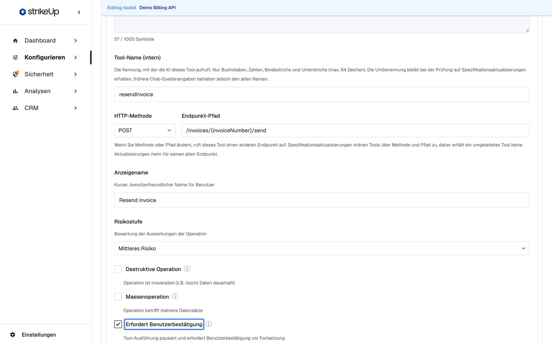 Der Inline-Editor für das Tool "Resend invoice" im Toolkit Demo Billing API. Sichtbare Felder: "Tool-Beschreibung" ("Emails the invoice again to the billing contacts on file."), "Tool-Name (intern)" mit "resendInvoice", HTTP-Methode "POST" und Endpunkt-Pfad "/invoices/{invoiceNumber}/send" mit dem Hinweis, dass ein umgeleitetes Tool keine Spezifikationsaktualisierungen für seinen alten Endpunkt mehr erhält, "Anzeigename" mit "Resend invoice" und "Risikostufe" mit "Mittleres Risiko". Darunter drei Kontrollkästchen: "Destruktive Operation" (aus), "Massenoperation" (aus) und "Erfordert Benutzerbestätigung" (an, hervorgehoben) mit dem Hinweis "Tool-Ausführung pausiert und erfordert Benutzerbestätigung vor Fortsetzung". Ist es aktiviert, bittet der Assistent den Endnutzer vor jedem Aufruf dieses Tools um Zustimmung. Oben steht die englische Leiste "Editing toolkit".