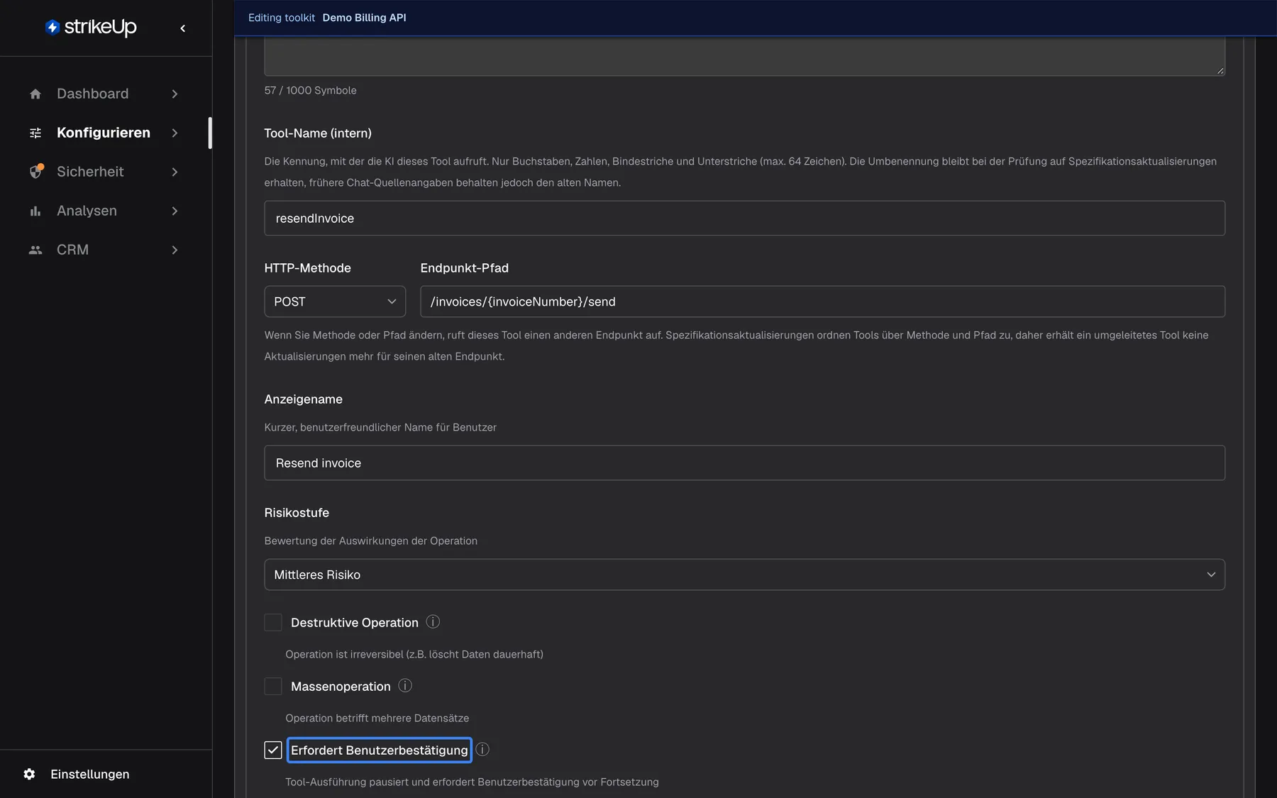 Der Inline-Editor für das Tool "Resend invoice" im Toolkit Demo Billing API. Sichtbare Felder: "Tool-Beschreibung" ("Emails the invoice again to the billing contacts on file."), "Tool-Name (intern)" mit "resendInvoice", HTTP-Methode "POST" und Endpunkt-Pfad "/invoices/{invoiceNumber}/send" mit dem Hinweis, dass ein umgeleitetes Tool keine Spezifikationsaktualisierungen für seinen alten Endpunkt mehr erhält, "Anzeigename" mit "Resend invoice" und "Risikostufe" mit "Mittleres Risiko". Darunter drei Kontrollkästchen: "Destruktive Operation" (aus), "Massenoperation" (aus) und "Erfordert Benutzerbestätigung" (an, hervorgehoben) mit dem Hinweis "Tool-Ausführung pausiert und erfordert Benutzerbestätigung vor Fortsetzung". Ist es aktiviert, bittet der Assistent den Endnutzer vor jedem Aufruf dieses Tools um Zustimmung. Oben steht die englische Leiste "Editing toolkit".