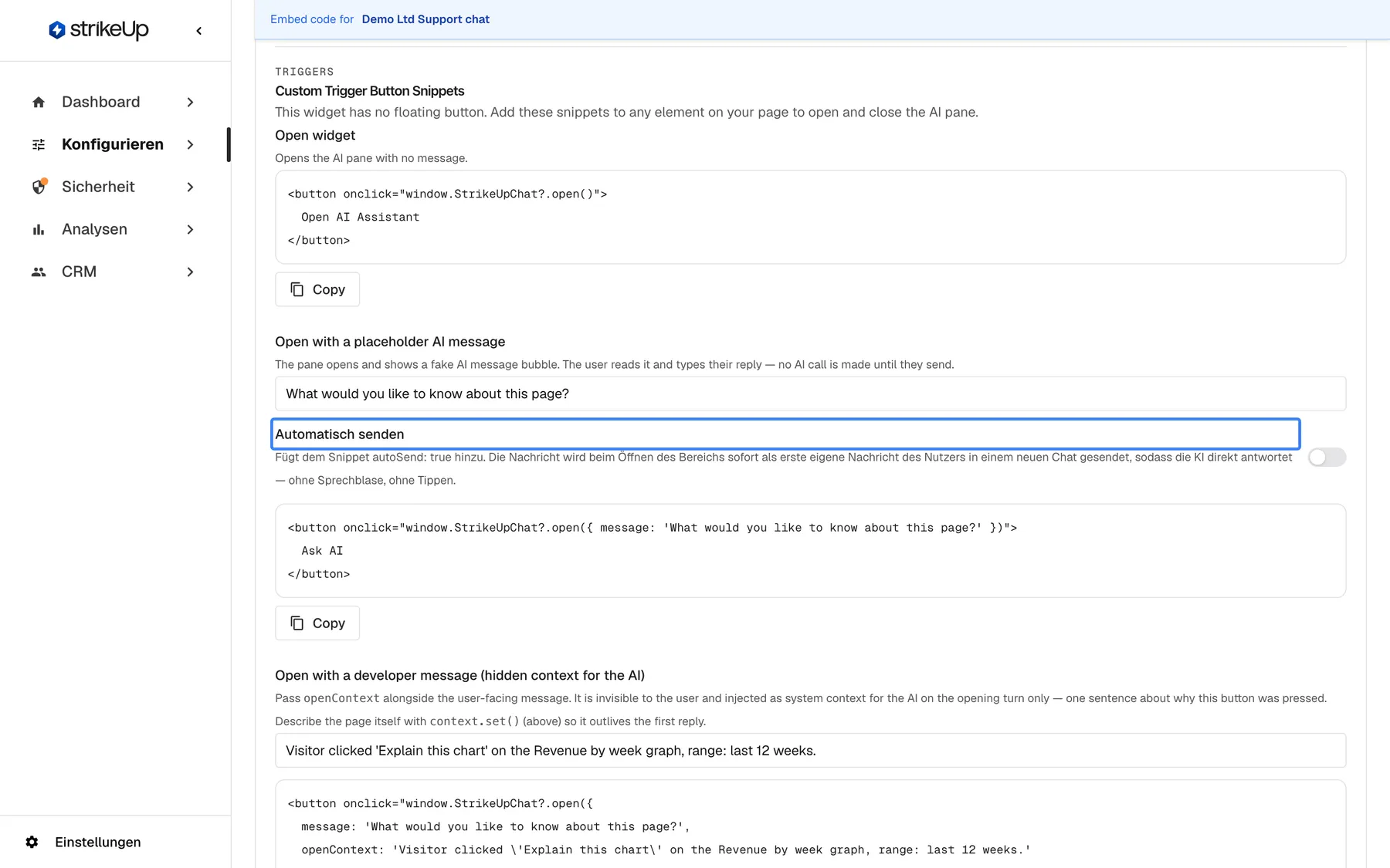 Der Teil "Custom Trigger Button Snippets" der Seite Embed, sichtbar, weil das Widget einen Typ Eigener Auslöser nutzt; die Texte sind überwiegend Englisch. "Open widget" bietet ein Schaltflächen-Snippet mit window.StrikeUpChat?.open() und "Copy". "Open with a placeholder AI message" hat ein Textfeld mit "What would you like to know about this page?", danach den hervorgehobenen Schalter "Automatisch senden" (aus), der autoSend: true ergänzt, und das passende Snippet. Darunter beginnt "Open with a developer message (hidden context for the AI)".